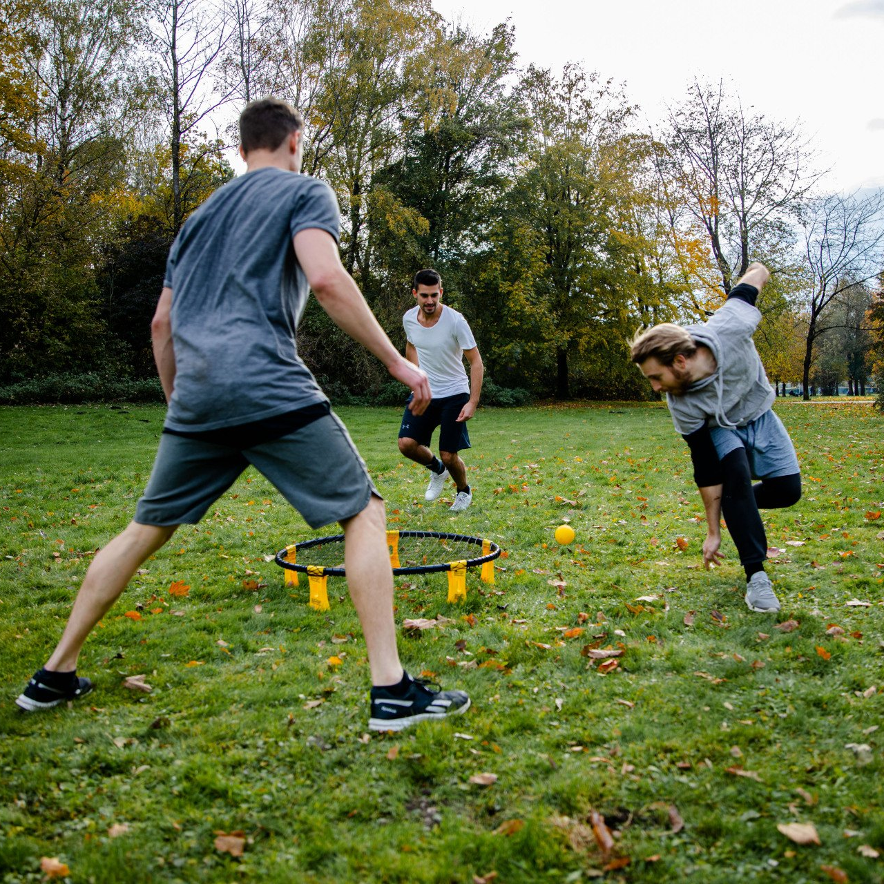 Die DoSo Aktivität Spikeball wird gespielt