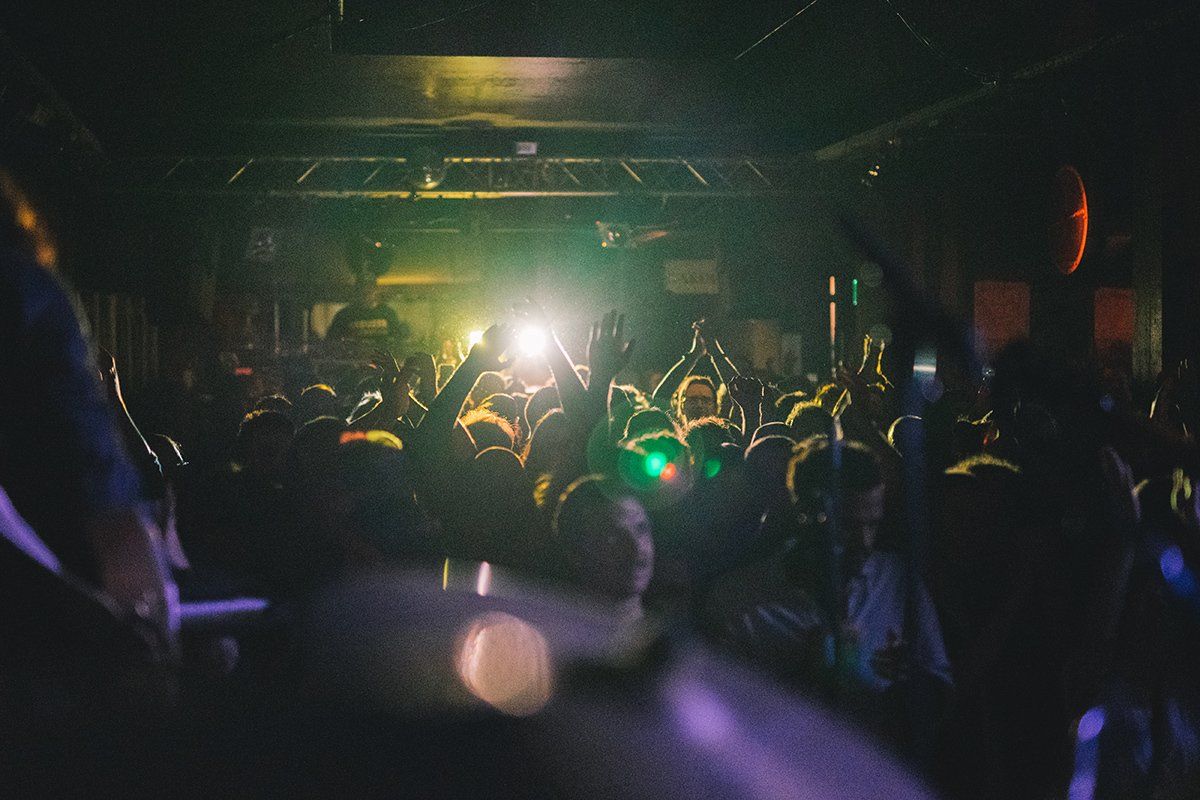 Live Publikum bei independent show von Behind the green Door in München in der Milla Zentrum