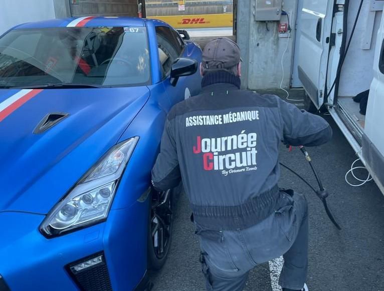 Assistance mécanique Assistance mécanique et éléctronique disponible sur place. L'assistance n'est pas prévue pour faire l'entretien courant. Assistance mécanique et électronique. Pièces & consommables sur commande à l'avance : nrnicoracing@gmail.com ou 07 78 02 88 02