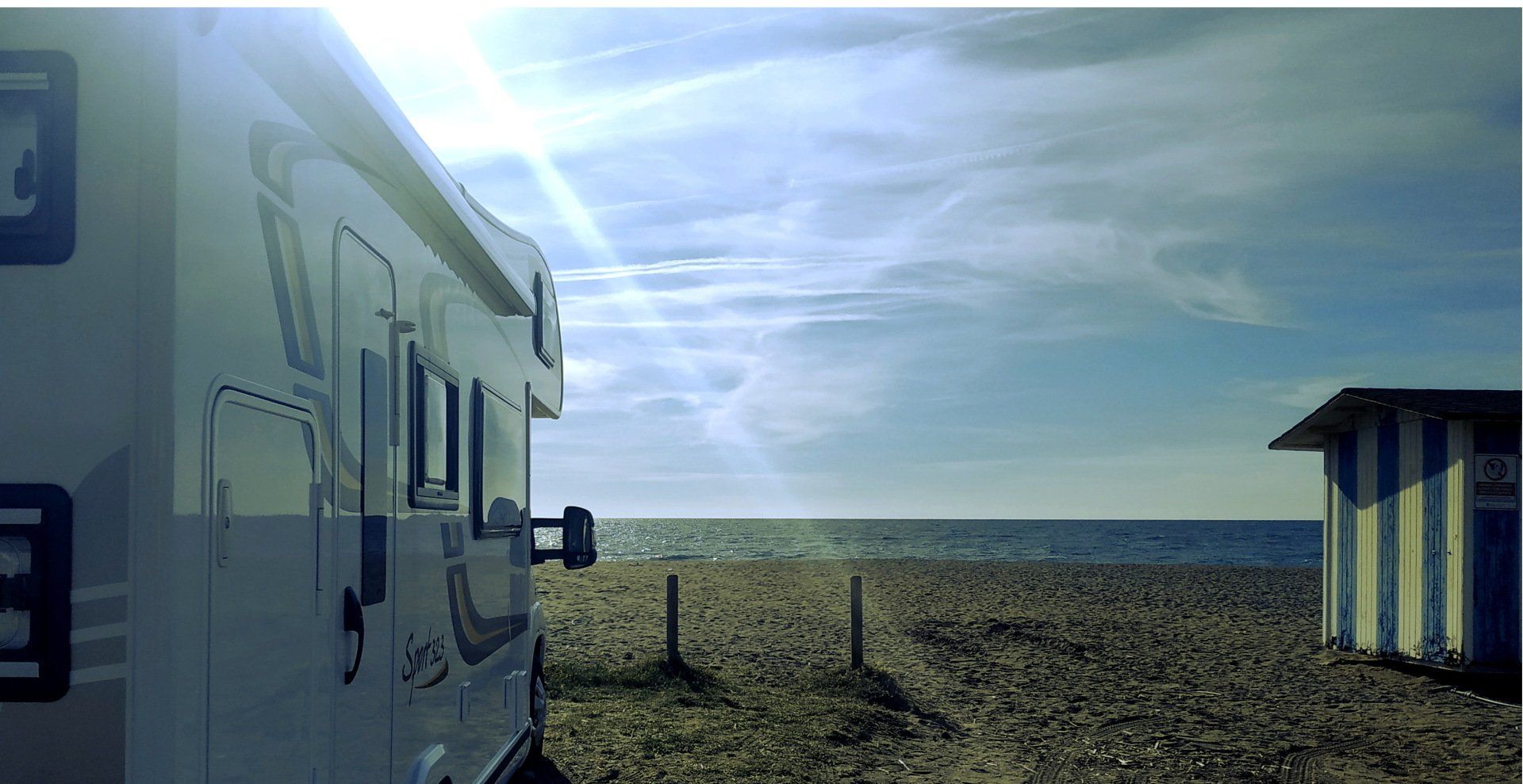 autocaravana en la playa a happy van