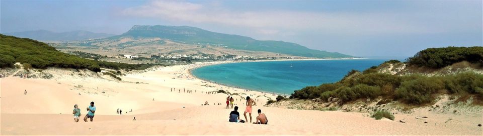 Vista desde las dunas de la playa de Bolonia. a happy van