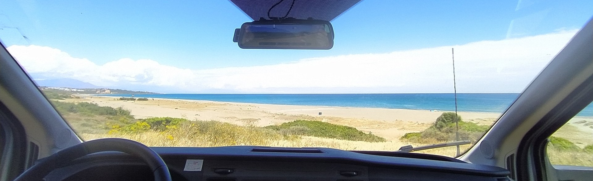 autocaravana al atardecer a happy van