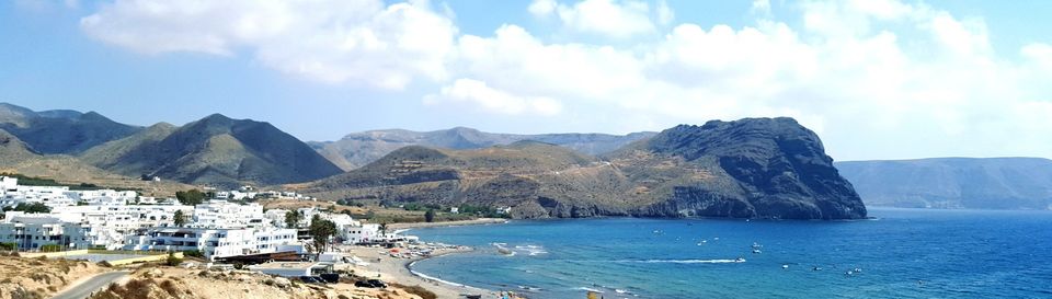 Las Negras. Al fondo, el Cerro Negro. a happy van