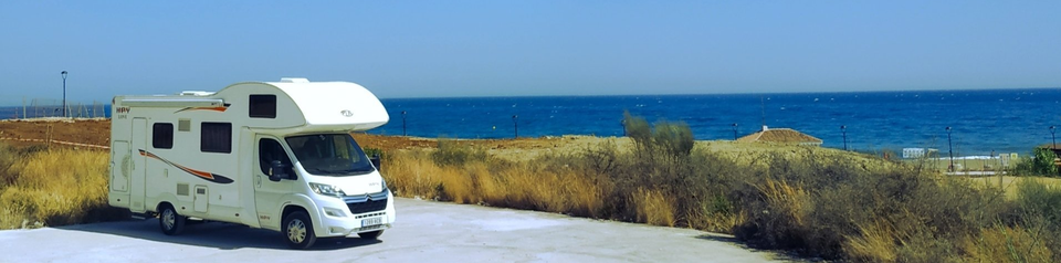 autocaravana en la playa a happy van nosotros