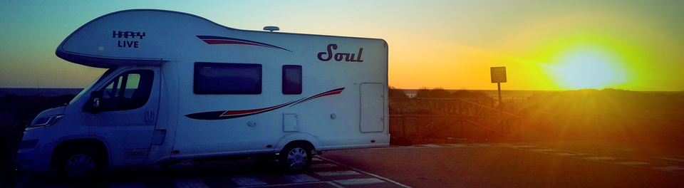 autocaravana al atardecer a happy van