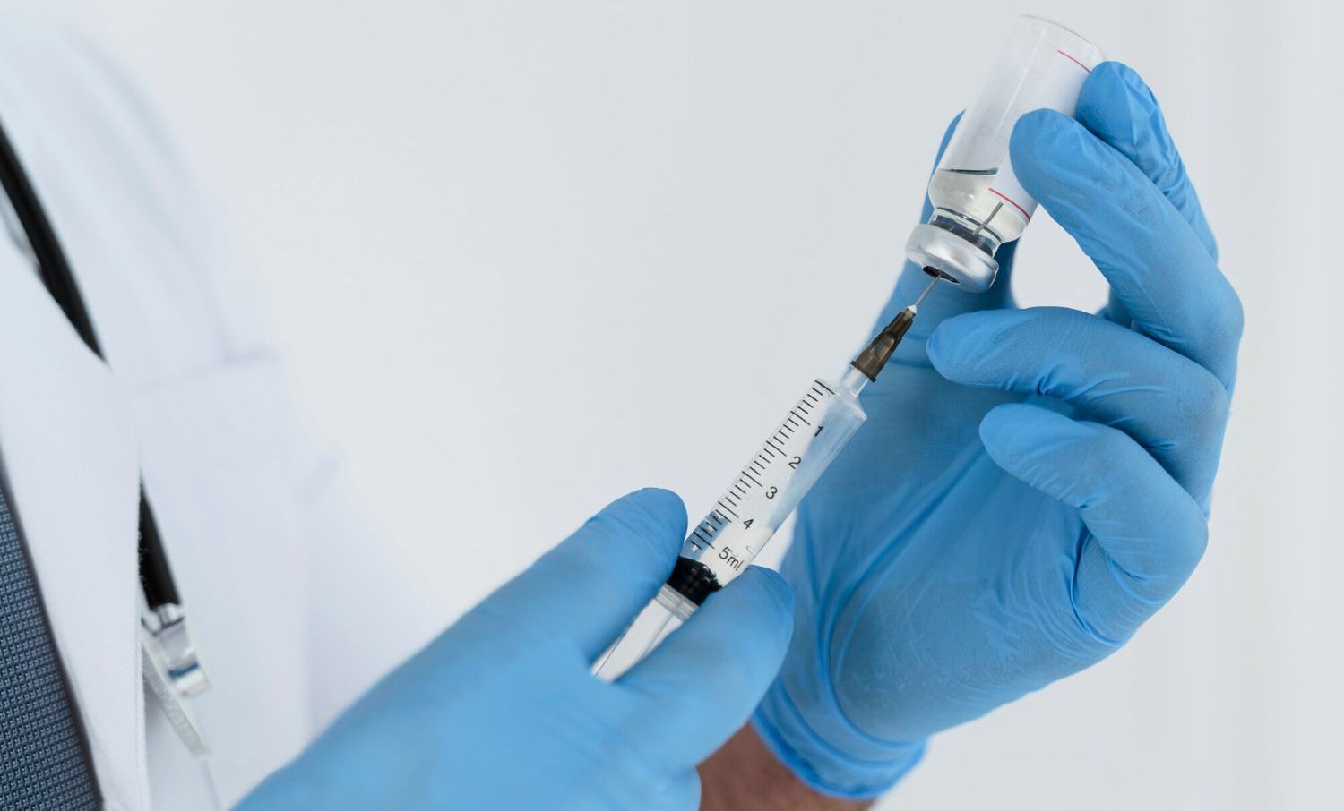 medecin qui fait une injection filler