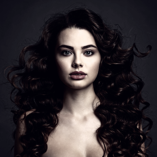 Femme avec injection d'acide hyaluronique