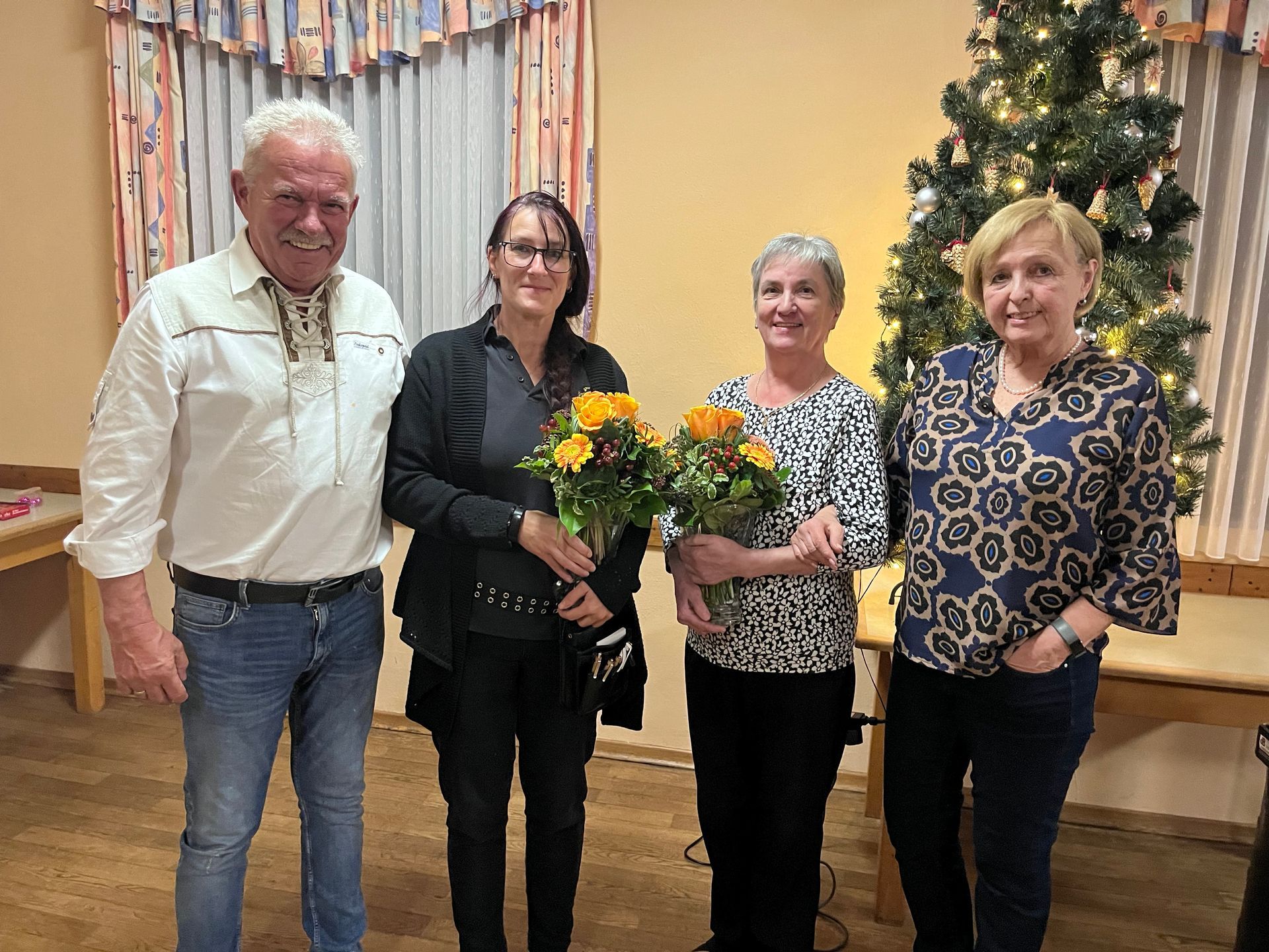 Die Chefin des Hauses Resi Schwindl mit der Stammbedienung Mandy Boneder und den beiden Schützenmeistern Thomas Schmid und Ingrid Pielmeier
