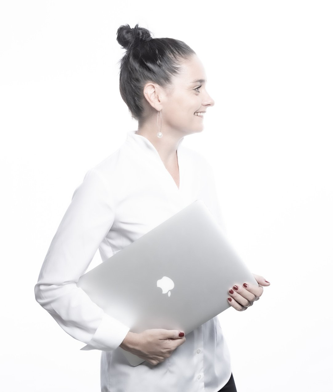 Elisabeth Gressl Grafikerin mit Laptop in der Hand