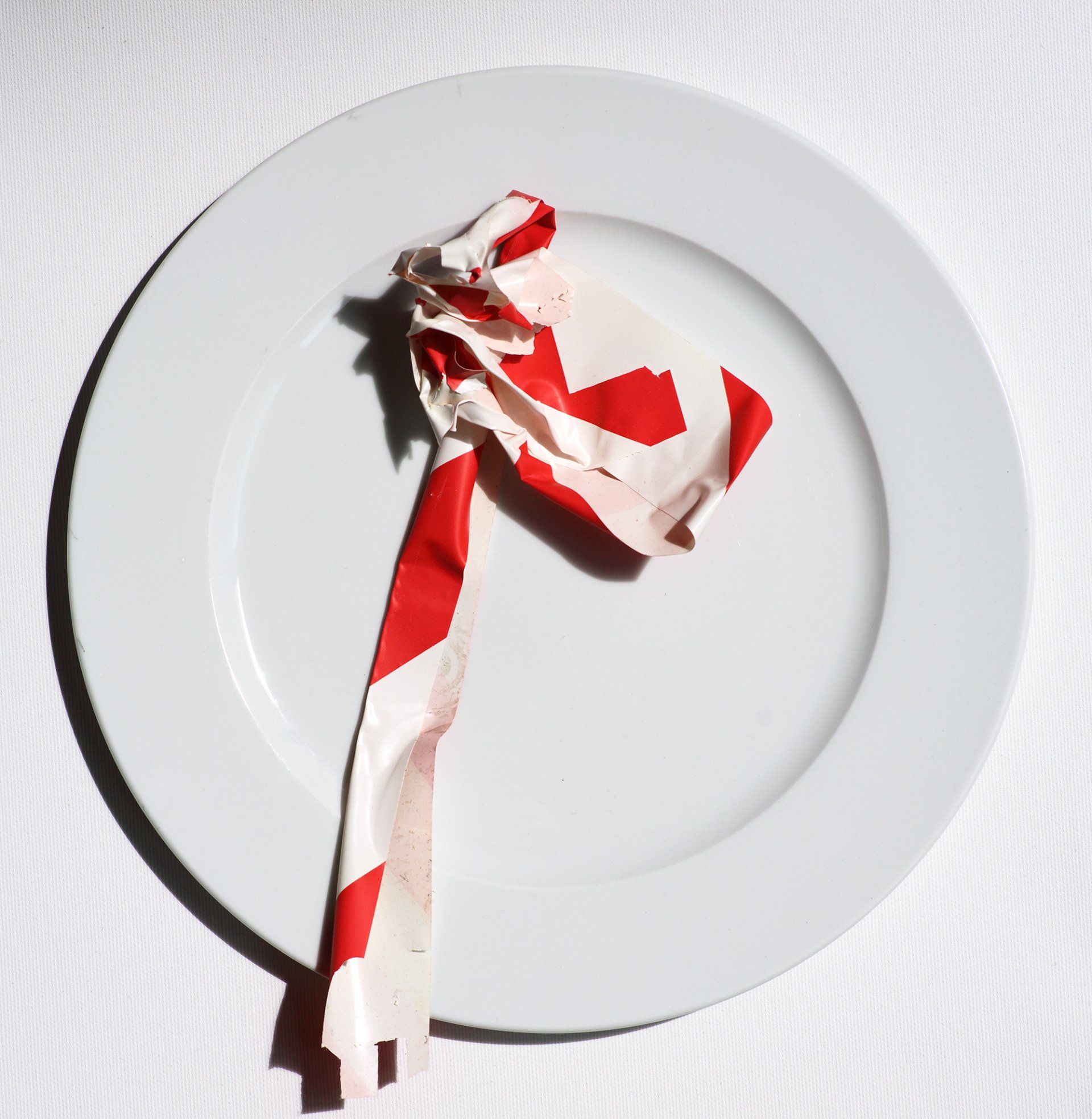 „Barrier Tape Plate“ by Sebastian Bieniek (B1EN1EK), the inventor of „Barrier Tape Art“. Created in june 2020. Size: 31,5 cm. „Barrier Tape Plate“ by Sebastian Bieniek (B1EN1EK), the inventor of „Barrier Tape Art“. Created in june 2020. Size: 31,5 cm.