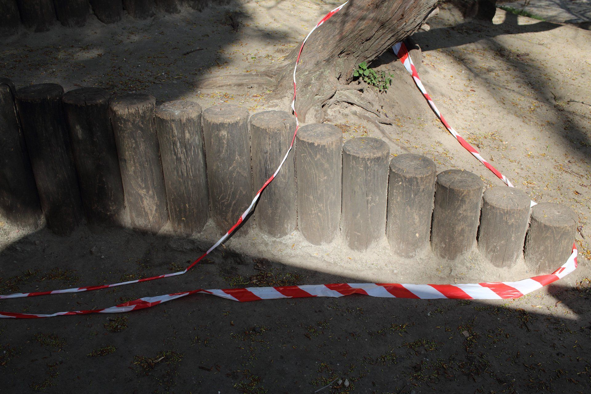 Title: “Coronakunst No. 2”, Berlin, 14.04.2020 (documentary photography), during the lockdown caused by the corona pandemic, by Sebastian Bieniek. Title: “Coronakunst No. 2”, Berlin, 14.04.2020 (documentary photography), during the lockdown caused by the corona pandemic, by Sebastian Bieniek.