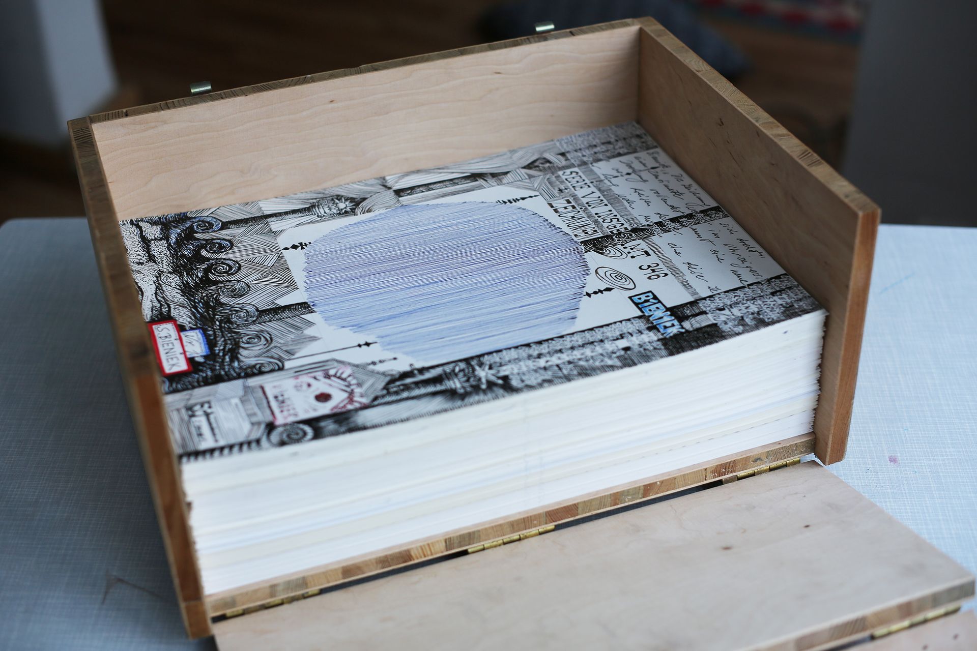 Sebastian Bieniek „The Turning around drawing“ Die Zeichnung die sich dreht Kiste Box Sebastian Bieniek „The Turning around drawing“ Die Zeichnung die sich dreht Box Kiste