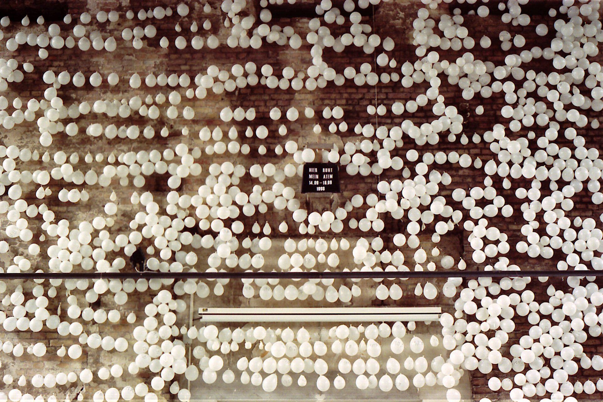 Installation. 5000 white balloons. On each of the balloons, S.Bieniek wrote down the sec., Min., Hour and date when it was inflated. Exhibited at the Museum der Charitè, Berlin (1998)