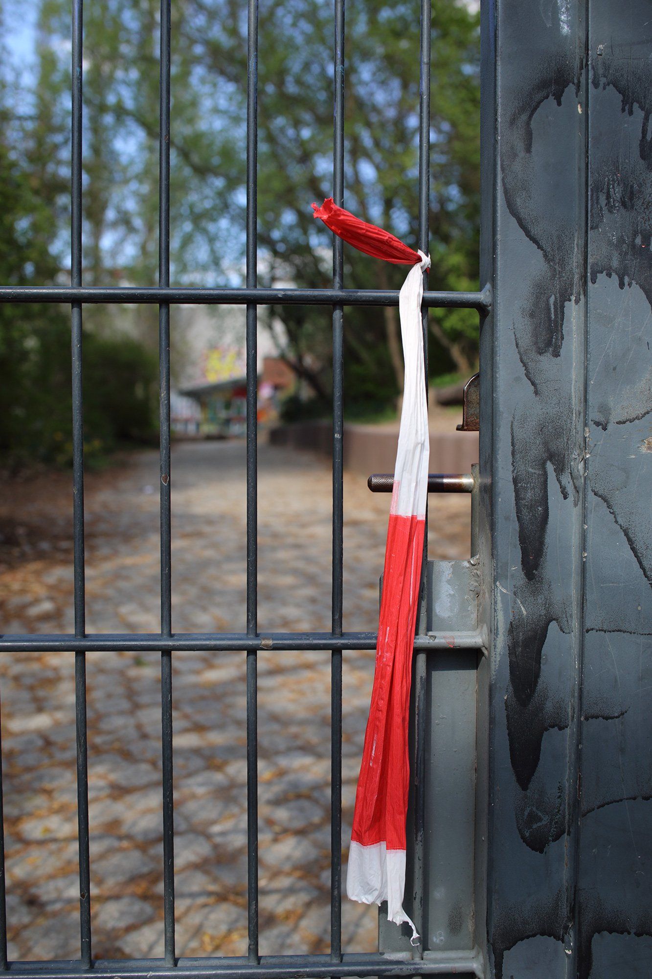 Title: “Coronakunst No. 3”, Berlin, 14.04.2020 (documentary photography), during the lockdown caused by the corona pandemic, by Sebastian Bieniek. Title: “Coronakunst No. 3”, Berlin, 14.04.2020 (documentary photography), during the lockdown caused by the corona pandemic, by Sebastian Bieniek.