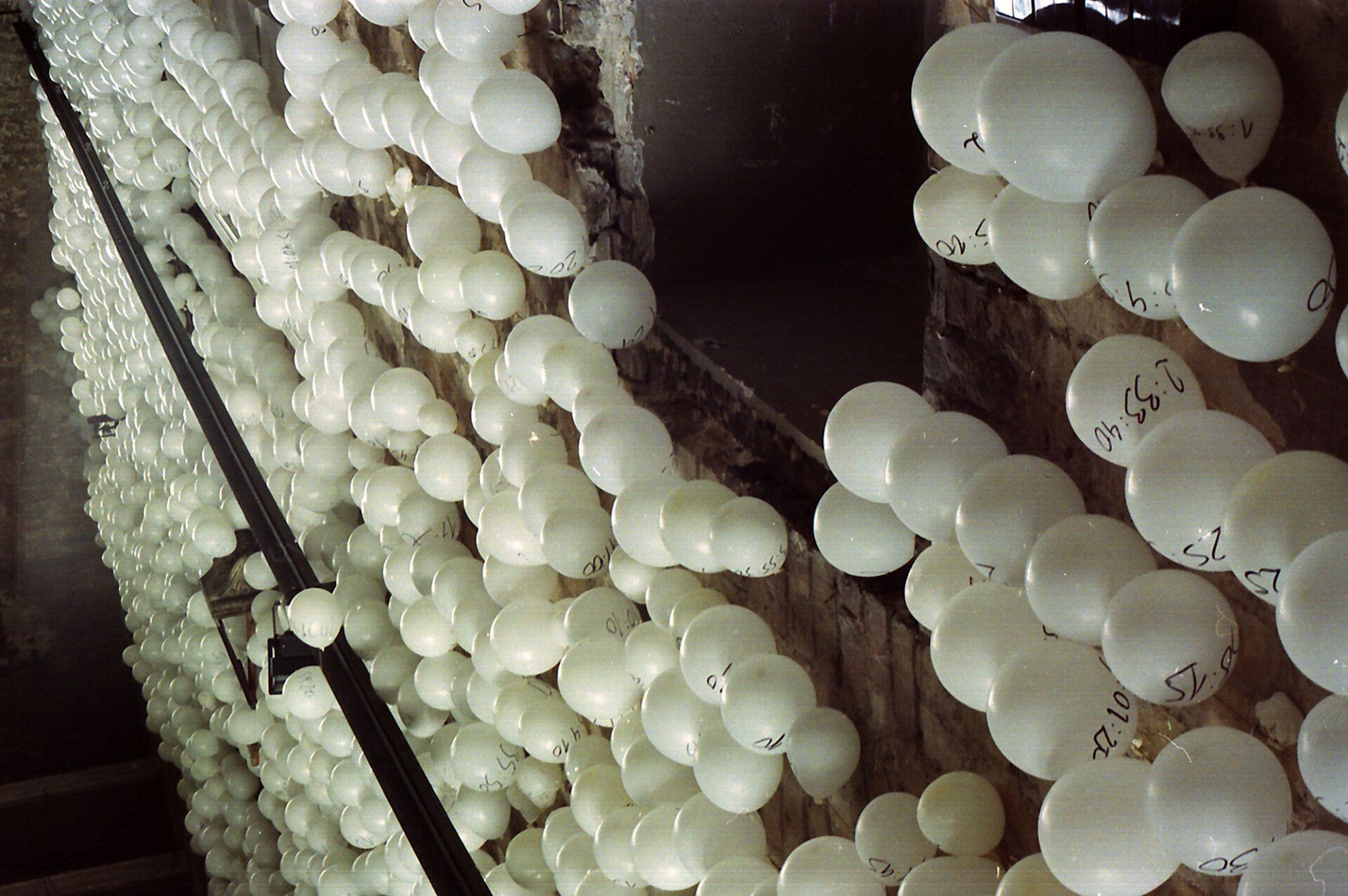 Installation. 5000 white balloons. On each of the balloons, S.Bieniek wrote down the sec., Min., Hour and date when it was inflated. Exhibited at the Museum der Charitè, Berlin (1998) Installation. 5000 white balloons. On each of the balloons, S.Bieniek wrote down the sec., Min., Hour and date when it was inflated. Exhibited at the Museum der Charitè, Berlin (1998)