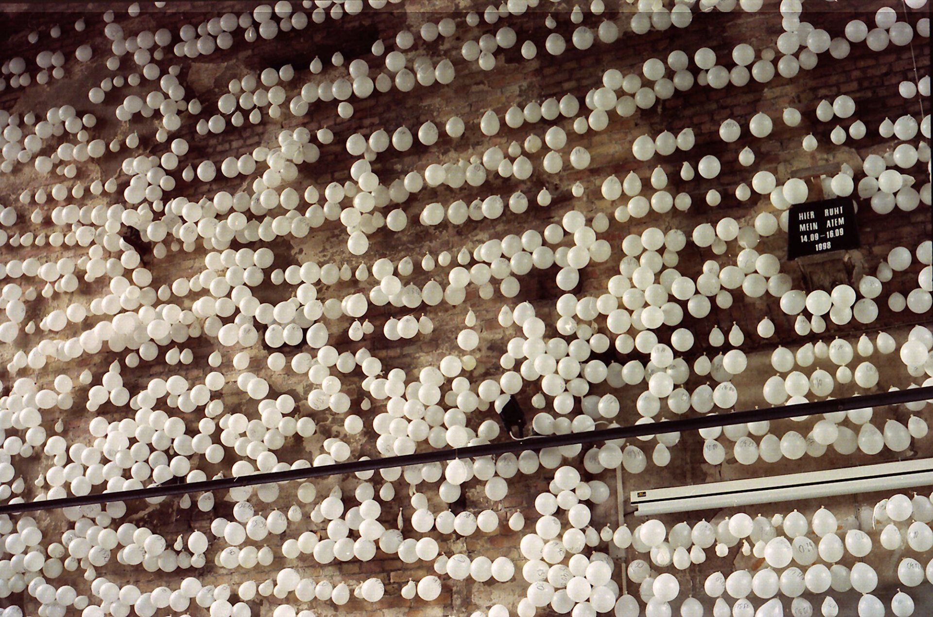 Installation. 5000 white balloons. On each of the balloons, S.Bieniek wrote down the sec., Min., Hour and date when it was inflated. Exhibited at the Museum der Charitè, Berlin (1998) Installation. 5000 white balloons. On each of the balloons, S.Bieniek wrote down the sec., Min., Hour and date when it was inflated. Exhibited at the Museum der Charitè, Berlin (1998)