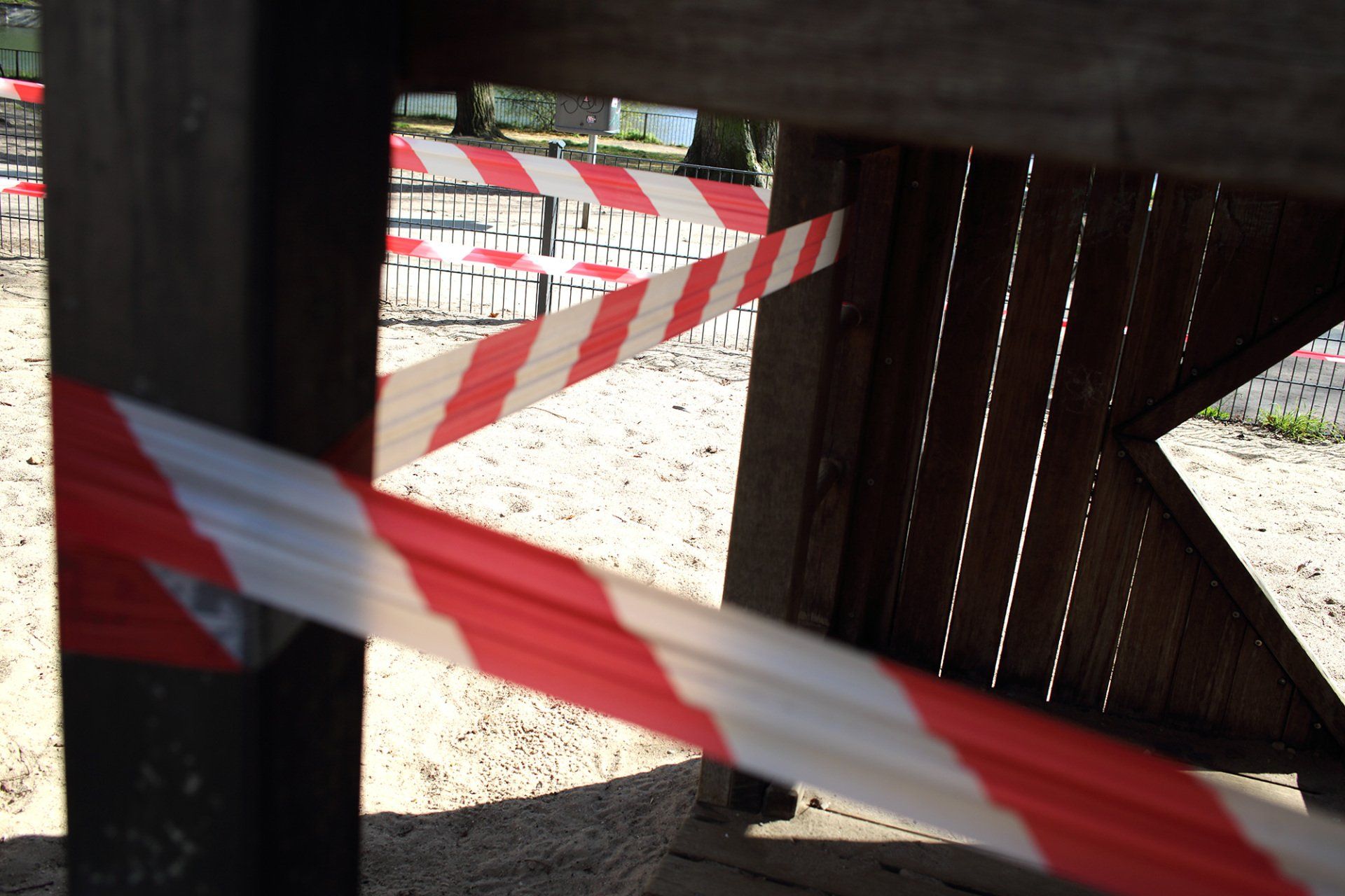 Title: “Coronakunst No. 5”, Berlin, 14.04.2020 (documentary photography), during the lockdown caused by the corona pandemic, by Sebastian Bieniek (B1EN1EK). Title: “Coronakunst No. 5”, Berlin, 14.04.2020 (documentary photography), during the lockdown caused by the corona pandemic, by Sebastian Bieniek (B1EN1EK).