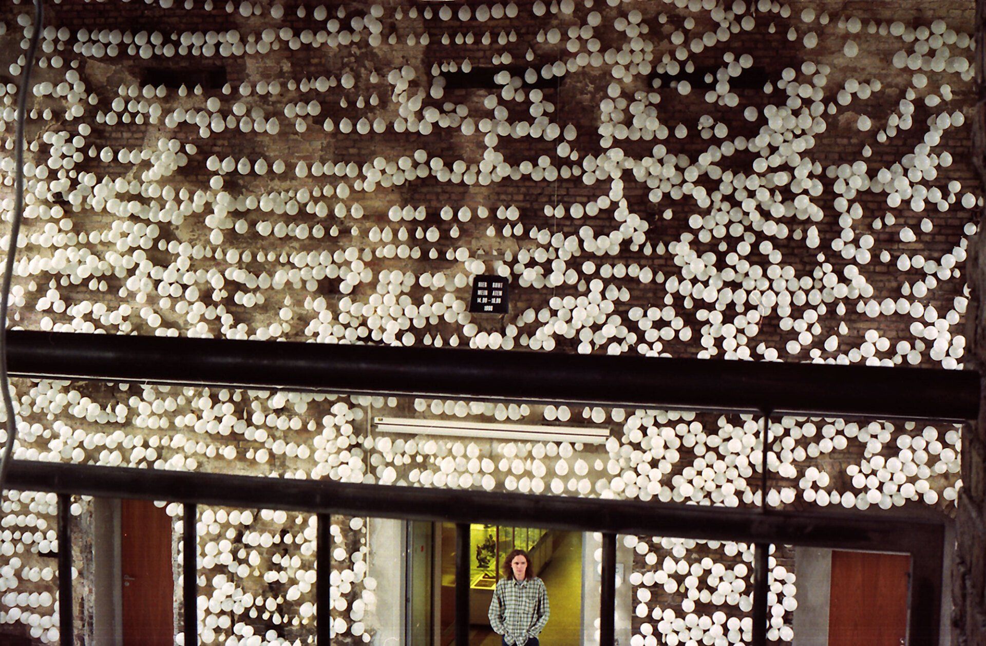Installation. 5000 white balloons. On each of the balloons, S.Bieniek wrote down the sec., Min., Hour and date when it was inflated. Exhibited at the Museum der Charitè, Berlin (1998 Installation. 5000 white balloons. On each of the balloons, S.Bieniek wrote down the sec., Min., Hour and date when it was inflated. Exhibited at the Museum der Charitè, Berlin (1998