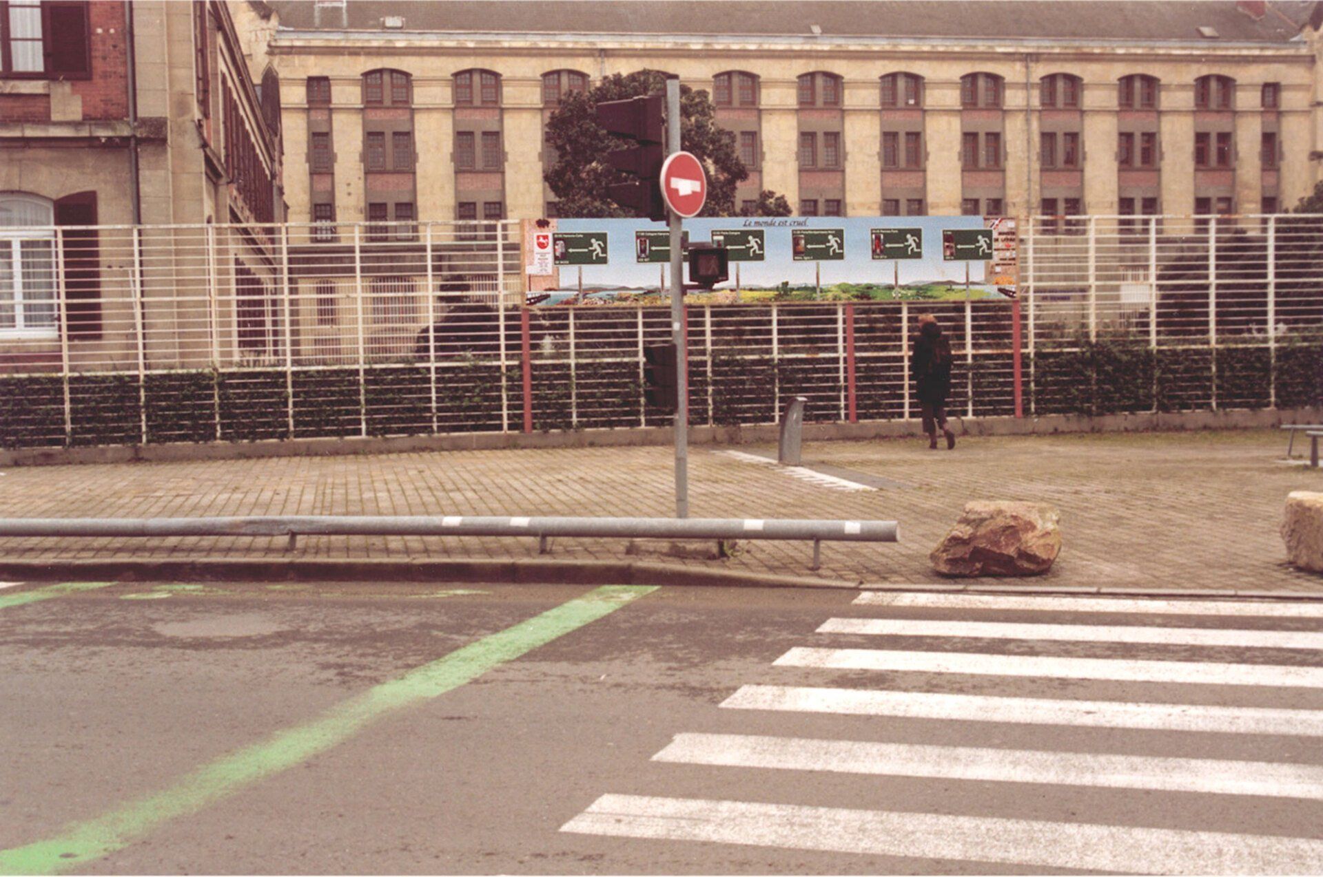 Installation. 5000 white balloons. On each of the balloons, Sebastian Bieniek wrote down the sec., Min., Hour and date when it was inflated. Exhibited at the Museum der Charitè, Berlin (1998) Installation. 5000 white balloons. On each of the balloons, Sebastian Bieniek wrote down the sec., Min., Hour and date when it was inflated. Exhibited at the Museum der Charitè, Berlin (1998)