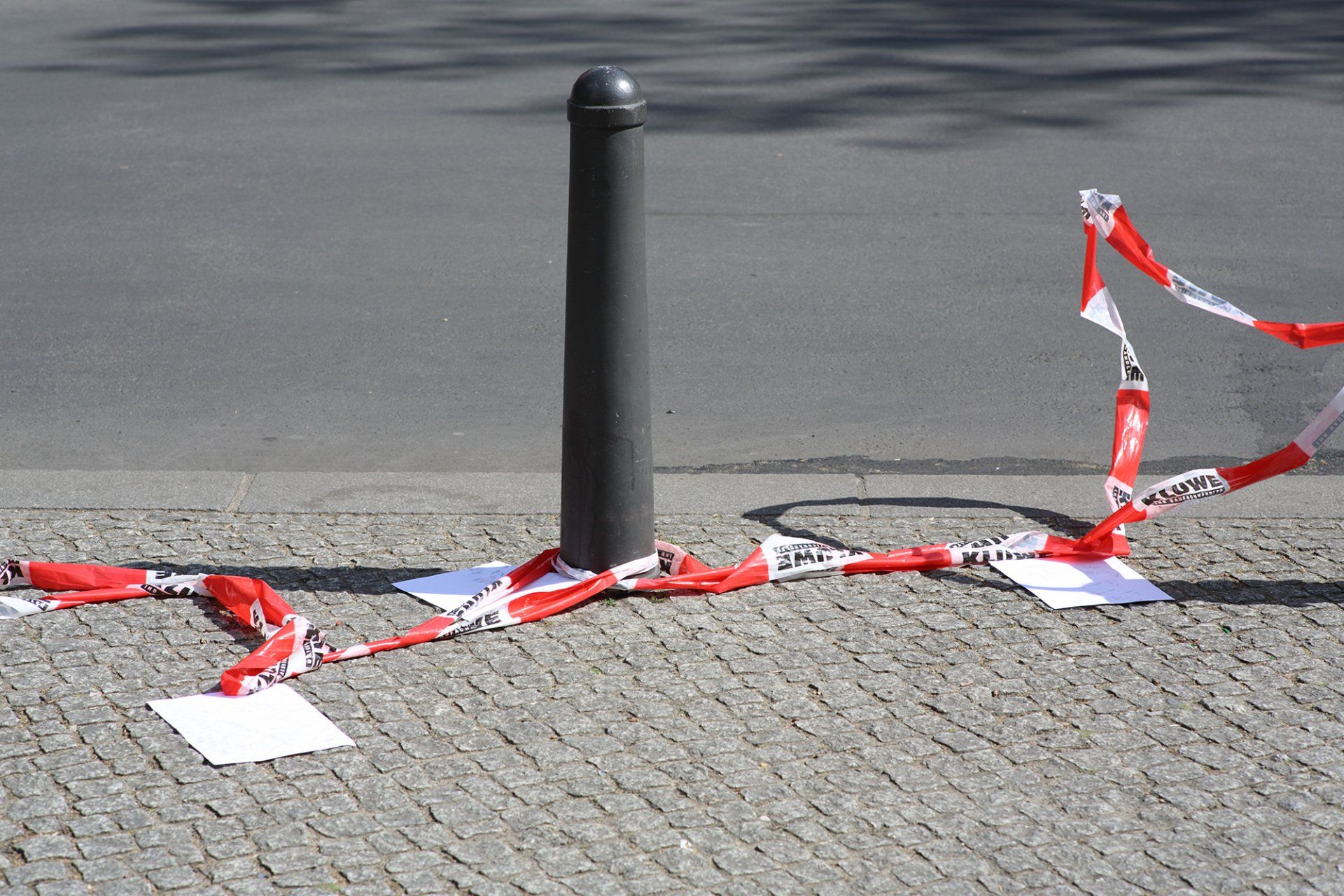 Title: “Coronakunst No. 6”, Berlin, 14.04.2020 (documentary photography), during the lockdown caused by the corona pandemic, by Sebastian Bieniek (B1EN1EK). Title: “Coronakunst No. 6”, Berlin, 14.04.2020 (documentary photography), during the lockdown caused by the corona pandemic, by Sebastian Bieniek (B1EN1EK).