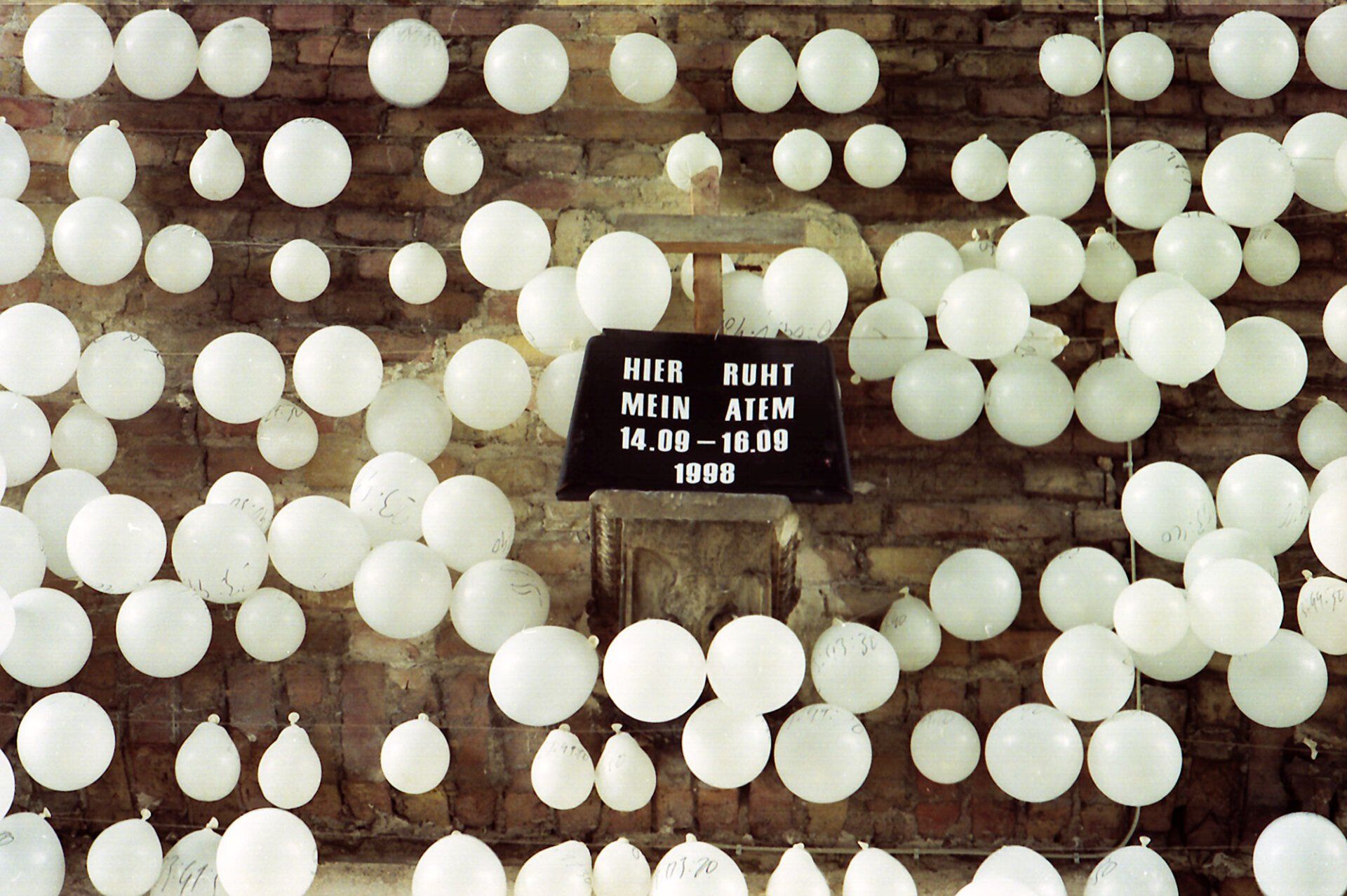 Installation. 5000 white balloons. On each of the balloons, Sebastian Bieniek wrote down the sec., Min., Hour and date when it was inflated. Exhibited at the Museum der Charitè, Berlin (1998) Installation. 5000 white balloons. On each of the balloons, Sebastian Bieniek wrote down the sec., Min., Hour and date when it was inflated. Exhibited at the Museum der Charitè, Berlin (1998)