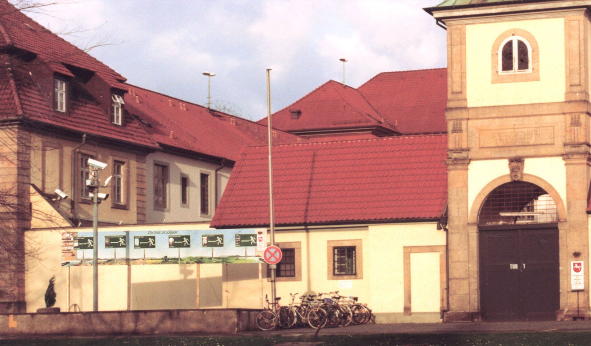 Installation. 5000 white balloons. On each of the balloons, Sebastian Bieniek wrote down the sec., Min., Hour and date when it was inflated. Exhibited at the Museum der Charitè, Berlin (1998) Installation. 5000 white balloons. On each of the balloons, Sebastian Bieniek wrote down the sec., Min., Hour and date when it was inflated. Exhibited at the Museum der Charitè, Berlin (1998)