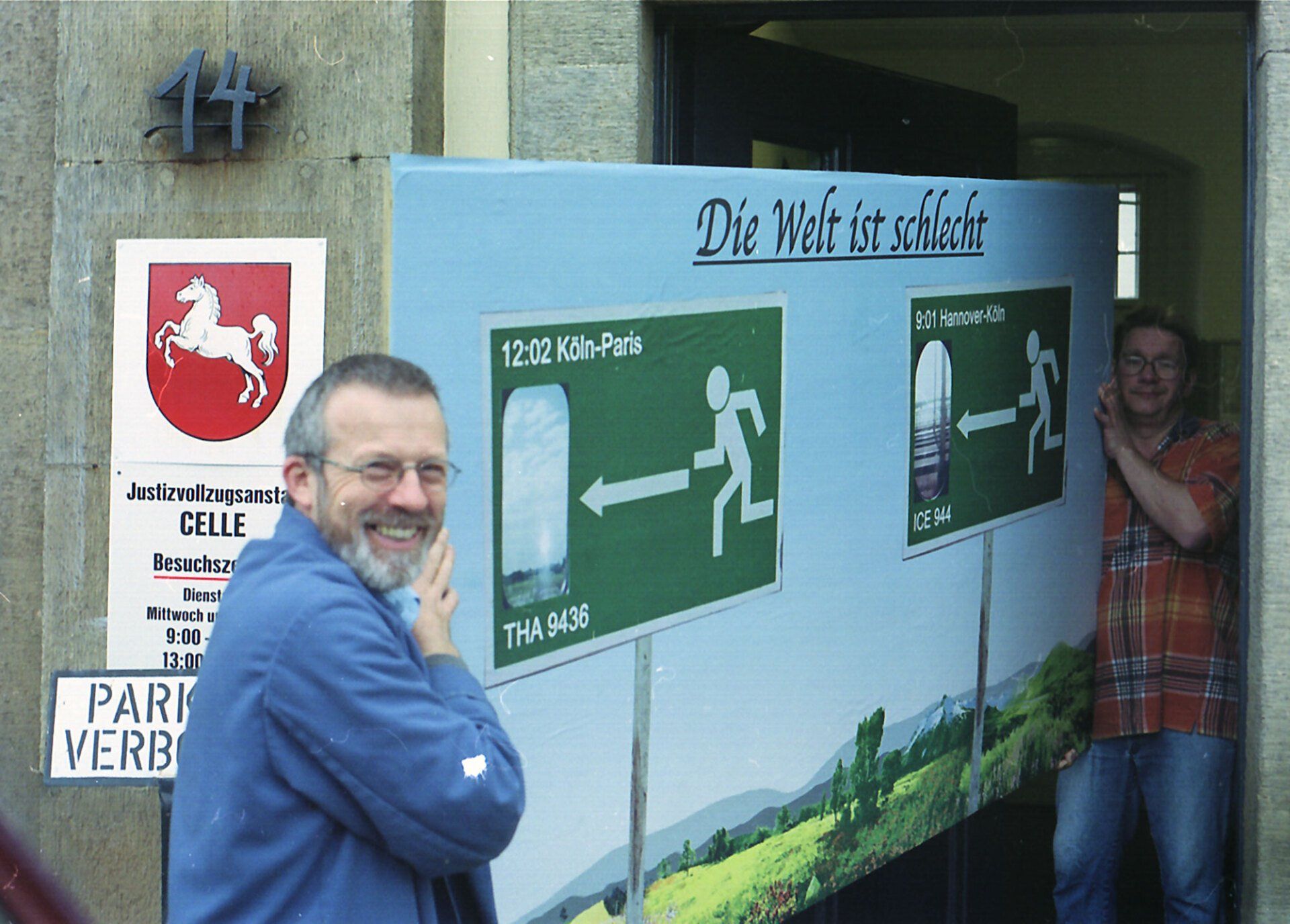 Installation. 5000 white balloons. On each of the balloons, S.Bieniek wrote down the sec., Min., Hour and date when it was inflated. Exhibited at the Museum der Charitè, Berlin (1998) Installation. 5000 white balloons. On each of the balloons, S.Bieniek wrote down the sec., Min., Hour and date when it was inflated. Exhibited at the Museum der Charitè, Berlin (1998)