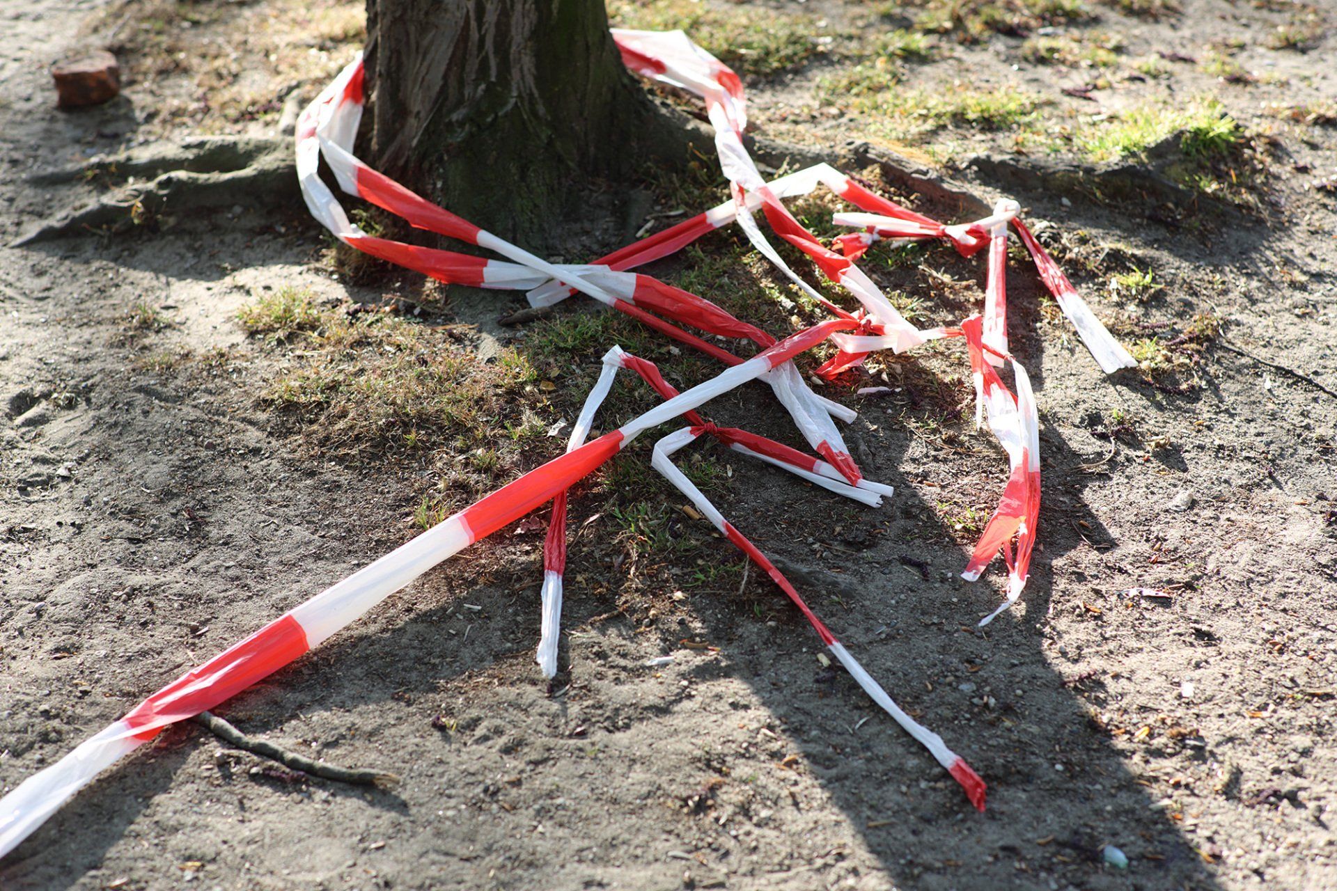 Title: “Coronakunst No. 9”, Berlin, 14.04.2020 (documentary photography), during the lockdown caused by the corona pandemic, by Sebastian Bieniek (B1EN1EK). Title: “Coronakunst No. 9”, Berlin, 14.04.2020 (documentary photography), during the lockdown caused by the corona pandemic, by Sebastian Bieniek (B1EN1EK).
