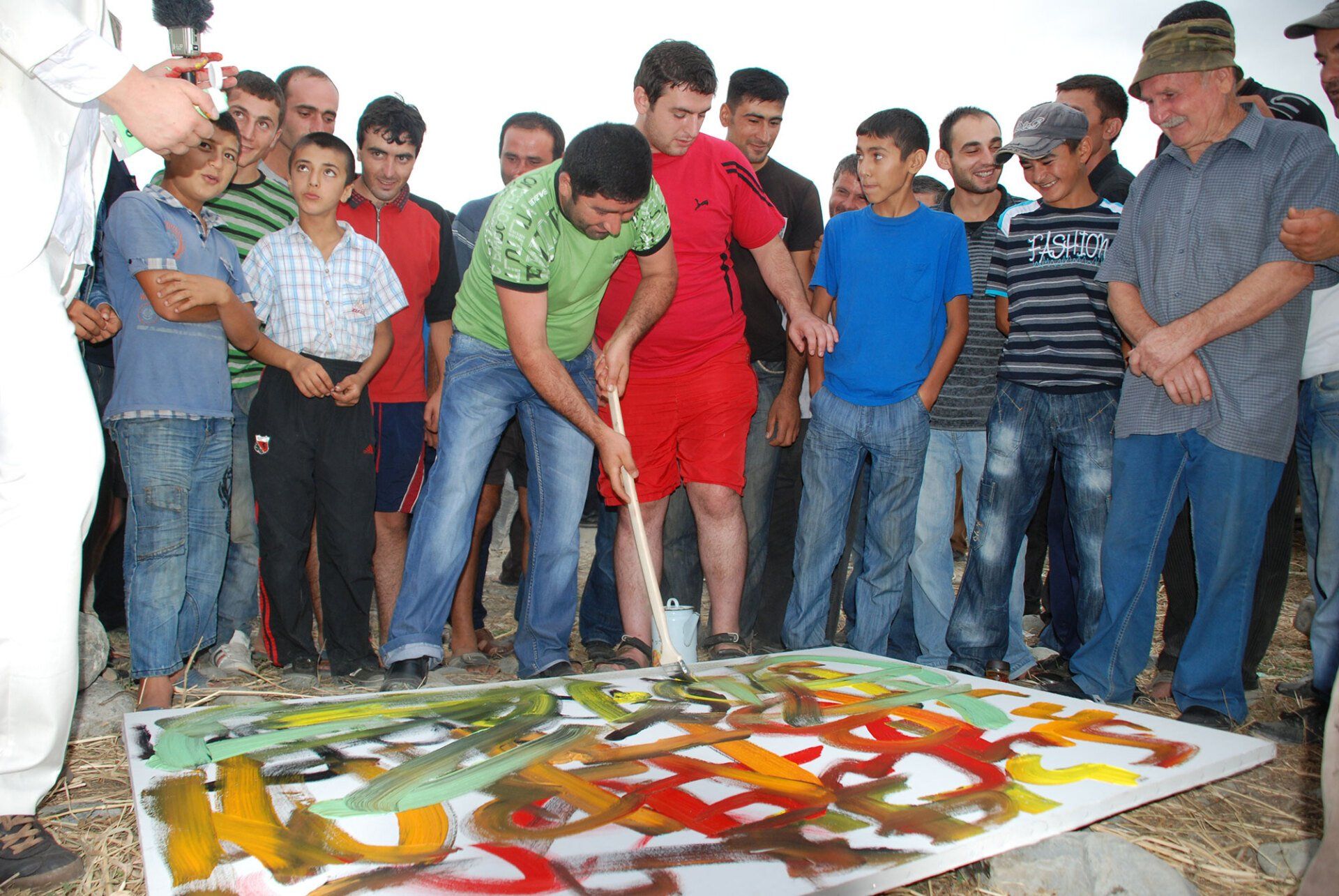 Pona, Georiga, 2011. Performance by Sebastian Bieniek on a Cattle Market. The people who make up the cattle market were encouraged to capture the cattle market on a painting. Pona, Georiga, 2011. Performance by Sebastian Bieniek on a Cattle Market. The people who make up the cattle market were encouraged to capture the cattle market on a painting.
