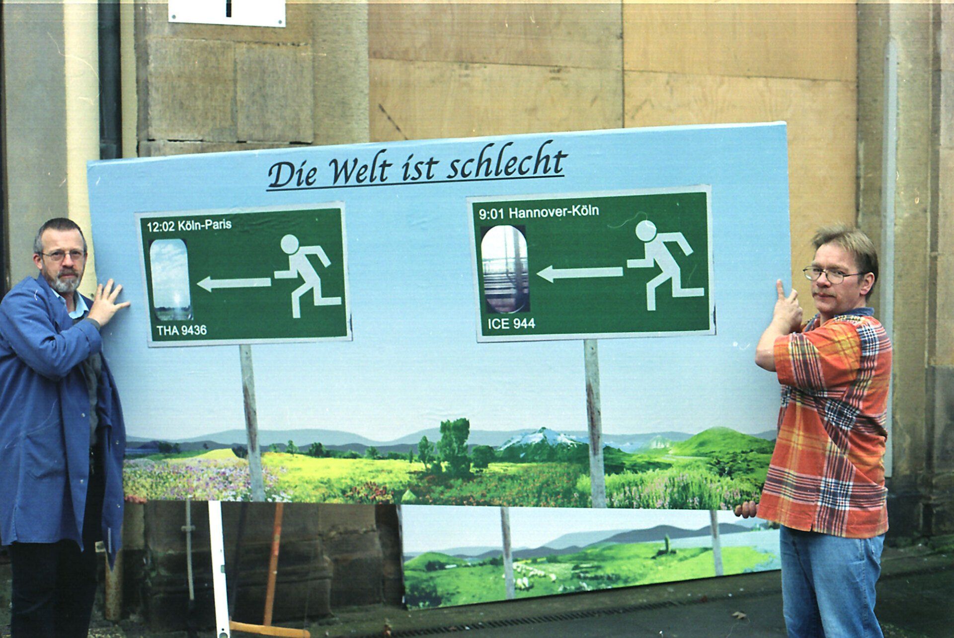 Installation. 5000 white balloons. On each of the balloons, S.Bieniek wrote down the sec., Min., Hour and date when it was inflated. Exhibited at the Museum der Charitè, Berlin (1998) Installation. 5000 white balloons. On each of the balloons, S.Bieniek wrote down the sec., Min., Hour and date when it was inflated. Exhibited at the Museum der Charitè, Berlin (1998)