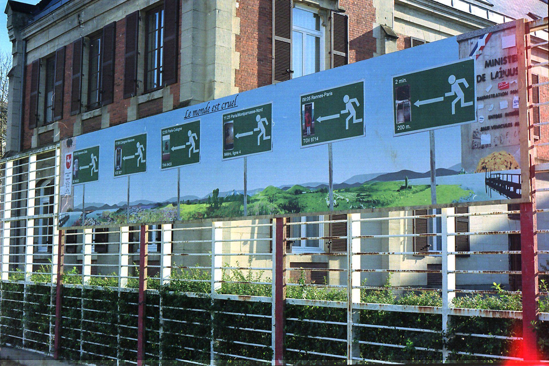 Installation. 5000 white balloons. On each of the balloons, S.Bieniek wrote down the sec., Min., Hour and date when it was inflated. Exhibited at the Museum der Charitè, Berlin (1998) Installation. 5000 white balloons. On each of the balloons, S.Bieniek wrote down the sec., Min., Hour and date when it was inflated. Exhibited at the Museum der Charitè, Berlin (1998)