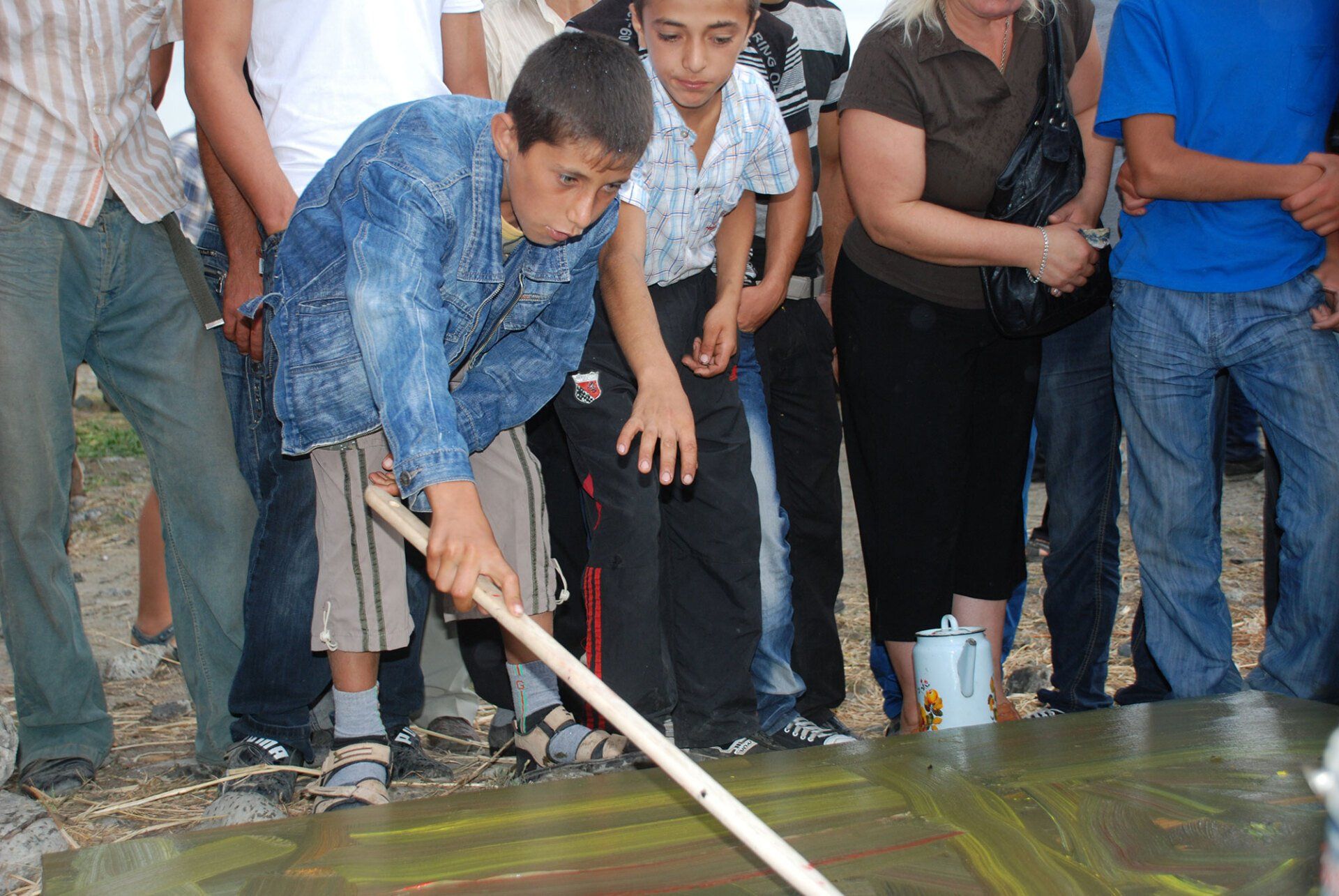 Pona, Georiga, 2011. Performance by Sebastian Bieniek on a Cattle Market. The people who make up the cattle market were encouraged to capture the cattle market on a painting. Pona, Georiga, 2011. Performance by Sebastian Bieniek on a Cattle Market. The people who make up the cattle market were encouraged to capture the cattle market on a painting.