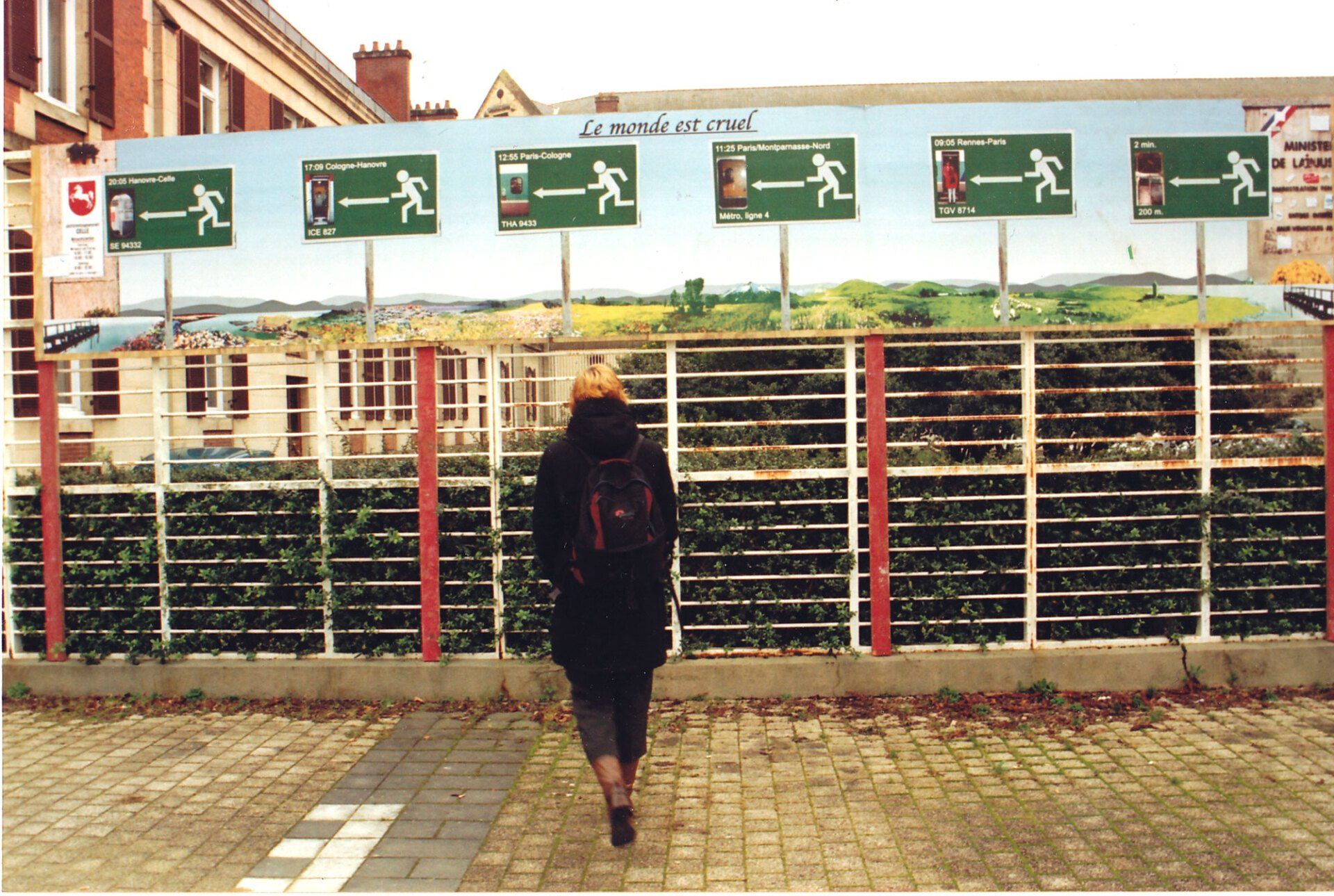 Installation. 5000 white balloons. On each of the balloons, S.Bieniek wrote down the sec., Min., Hour and date when it was inflated. Exhibited at the Museum der Charitè, Berlin (1998 Installation. 5000 white balloons. On each of the balloons, S.Bieniek wrote down the sec., Min., Hour and date when it was inflated. Exhibited at the Museum der Charitè, Berlin (1998