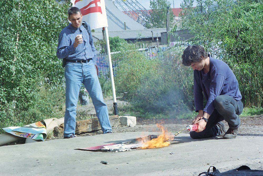Performance: most of the paintings by Sebastian Bieniek that were created until 1998 were in this performance burned. Performance: most of the paintings by Sebastian Bieniek that were created until 1998 were in this performance burned.