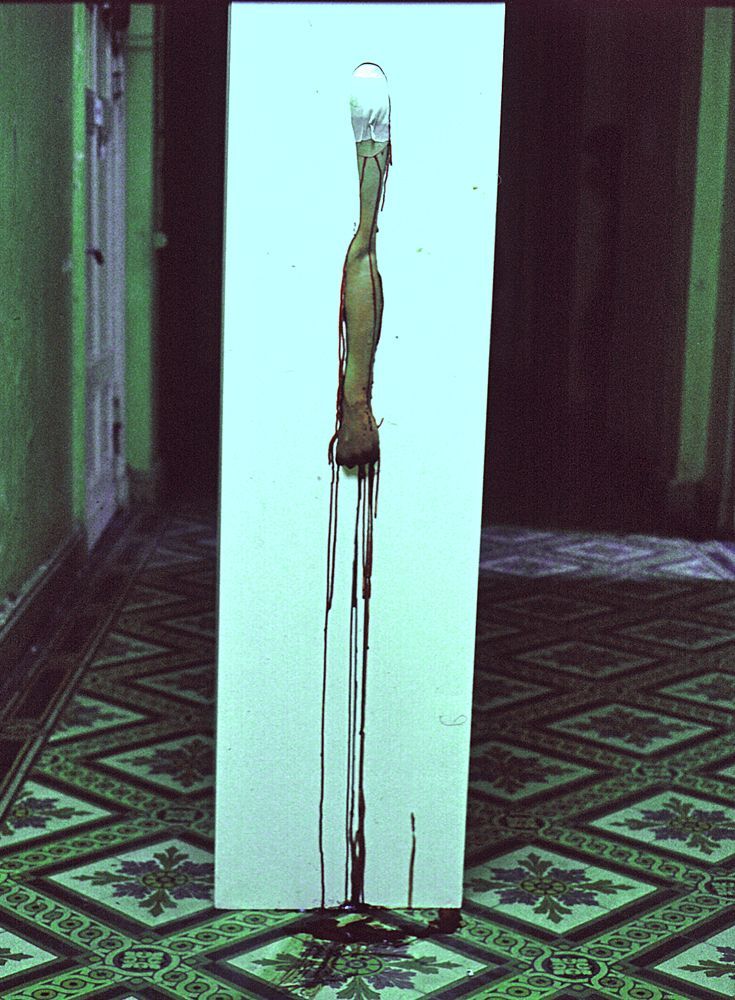 Sebastian Bieniek Performance, 1999, Hand without a Body, blutsäule, blutet, Festival der Jungen experimentellen Kunst, Postfuhramt Berlin, Blut, aufgeschnittene Hand, geritzt Sebastian Bieniek Performance, 1999, Hand without a Body, blutsäule, blutet, Festival der Jungen experimentellen Kunst, Postfuhramt Berlin, Blut, aufgeschnittene Hand, geritzt