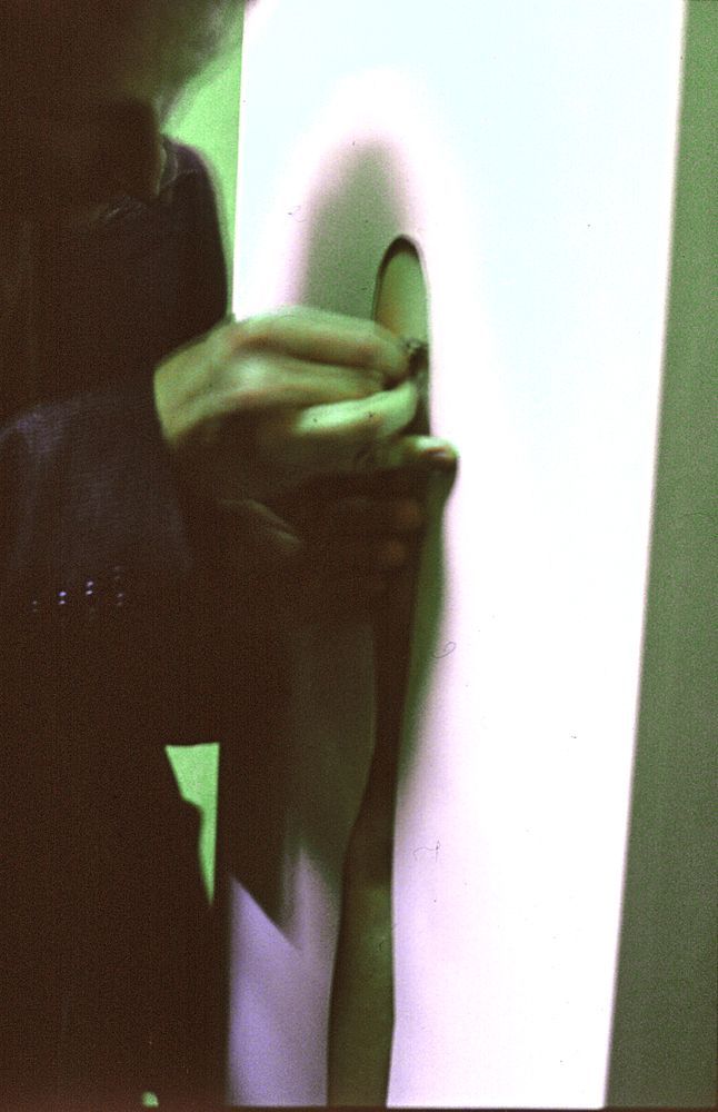 Sebastian Bieniek Performance, 1999, Hand without a Body, blutsäule, blutet, Festival der Jungen experimentellen Kunst, Postfuhramt Berlin, Blut, aufgeschnittene Hand, geritzt Sebastian Bieniek Performance, 1999, Hand without a Body, blutsäule, blutet, Festival der Jungen experimentellen Kunst, Postfuhramt Berlin, Blut, aufgeschnittene Hand, geritzt