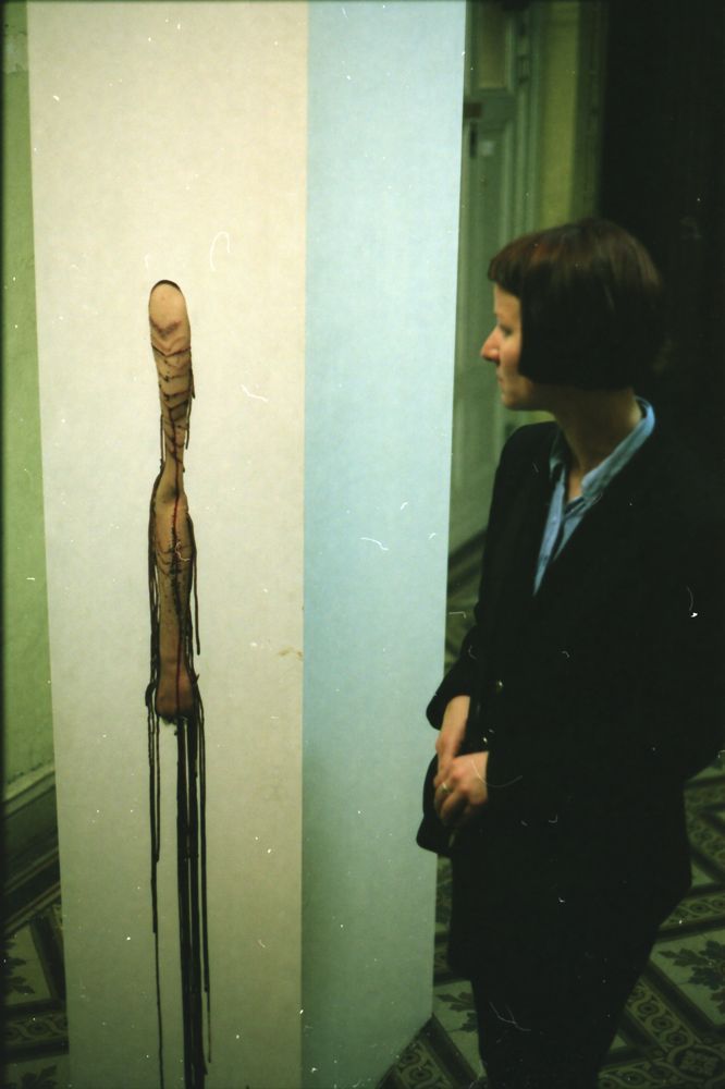 Sebastian Bieniek Performance, 1999, Hand without a Body, blutsäule, blutet, Festival der Jungen experimentellen Kunst, Postfuhramt Berlin, Blut, aufgeschnittene Hand, geritzt Sebastian Bieniek Performance, 1999, Hand without a Body, blutsäule, blutet, Festival der Jungen experimentellen Kunst, Postfuhramt Berlin, Blut, aufgeschnittene Hand, geritzt