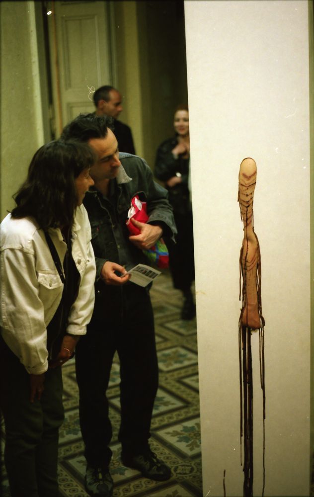 Sebastian Bieniek Performance, 1999, Hand without a Body, blutsäule, blutet, Festival der Jungen experimentellen Kunst, Postfuhramt Berlin, Blut, aufgeschnittene Hand, geritzt Sebastian Bieniek Performance, 1999, Hand without a Body, blutsäule, blutet, Festival der Jungen experimentellen Kunst, Postfuhramt Berlin, Blut, aufgeschnittene Hand, geritzt