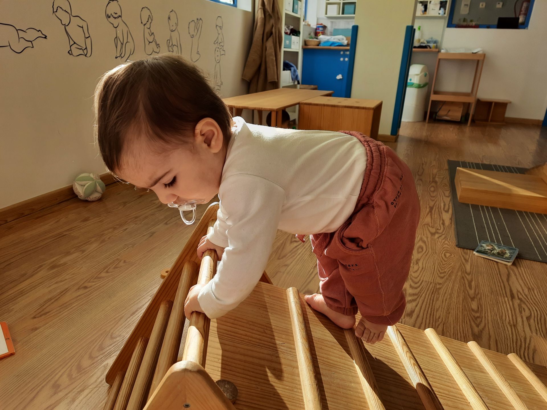 Bebé en lo alto de un triángulo Piker en Montessori Boadilla