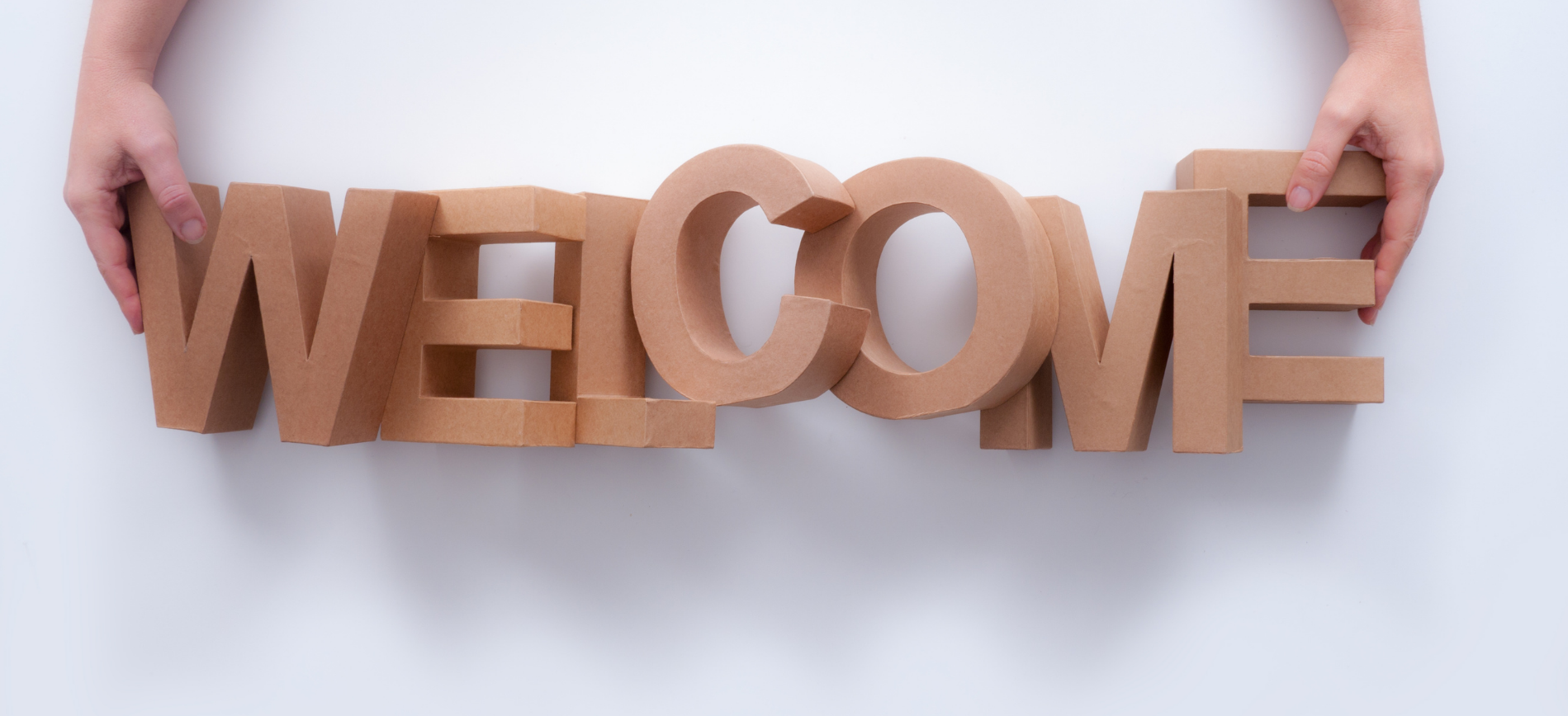 Letras de bienvenida en cartón marrón