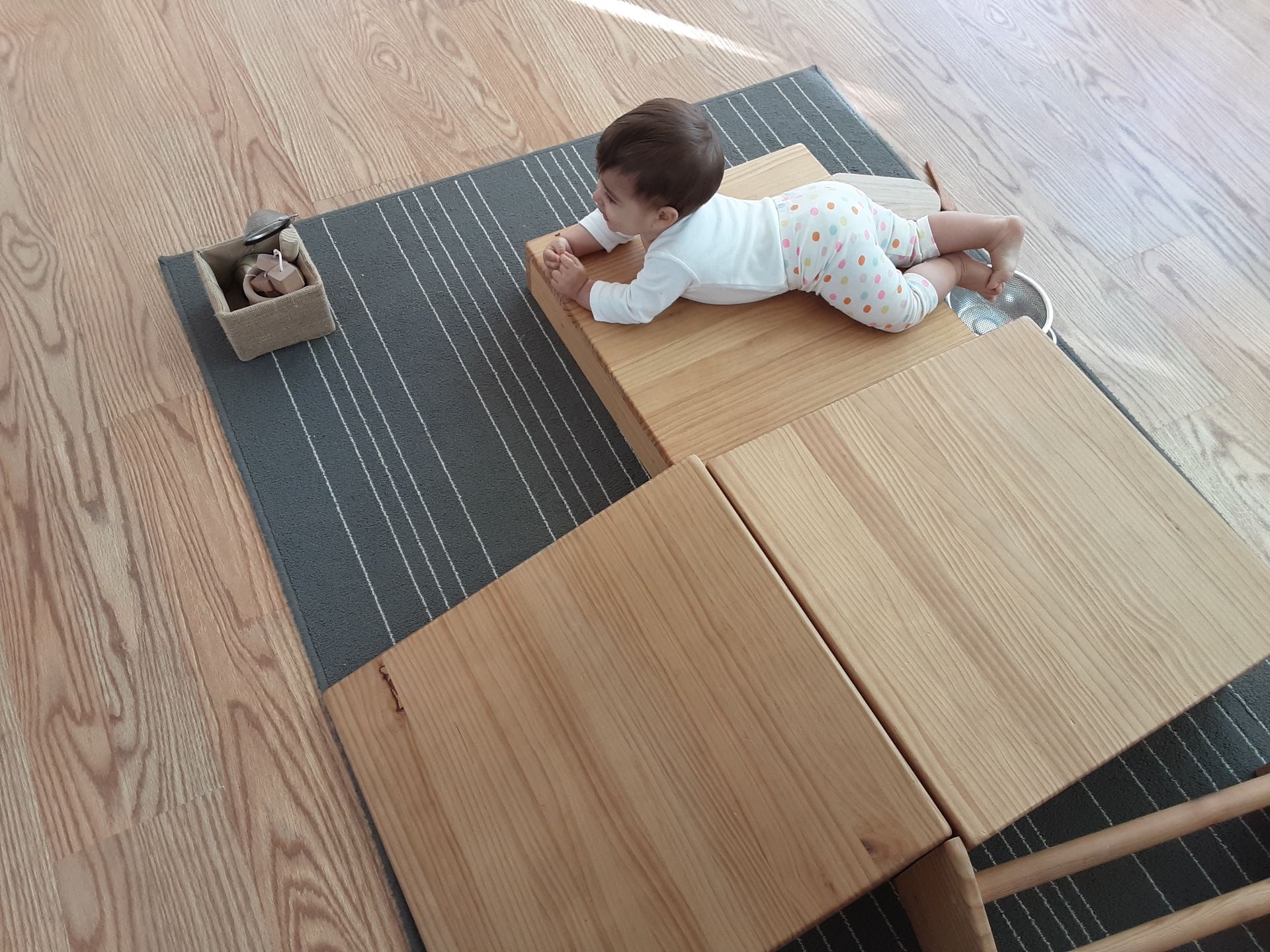 Bebé sobre cajón de gateo en un ambiente preparado de la escuela Montessori Boadilla