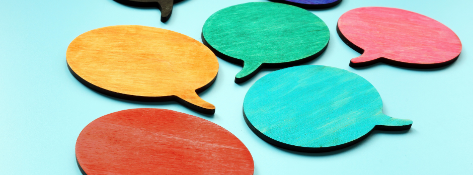 Cuadros de diálogo de colores que simbolizan la adquisición del lenguaje