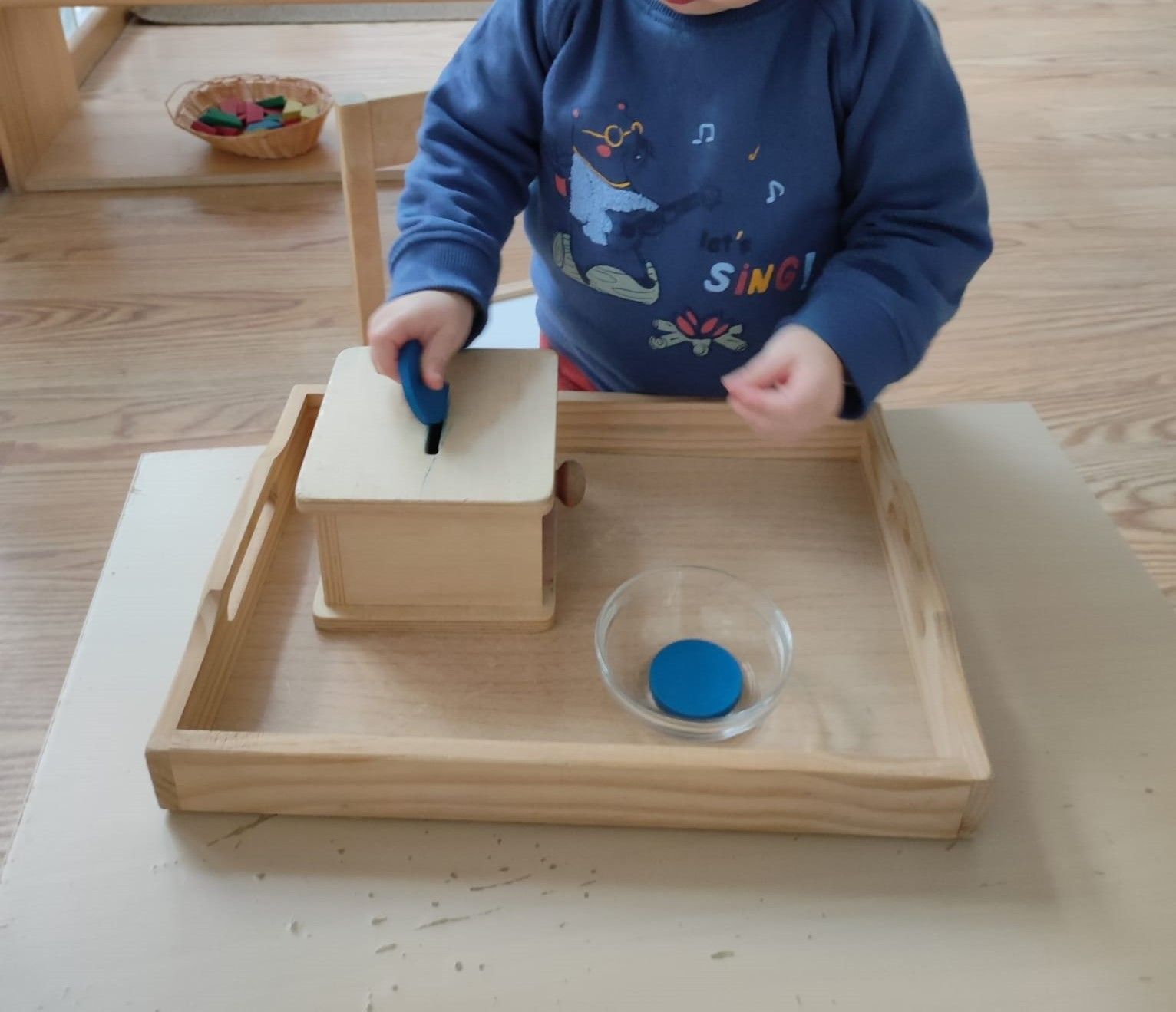 Imagen de un niño trabajando con la caja con ranura durante el ciclo de trabajo