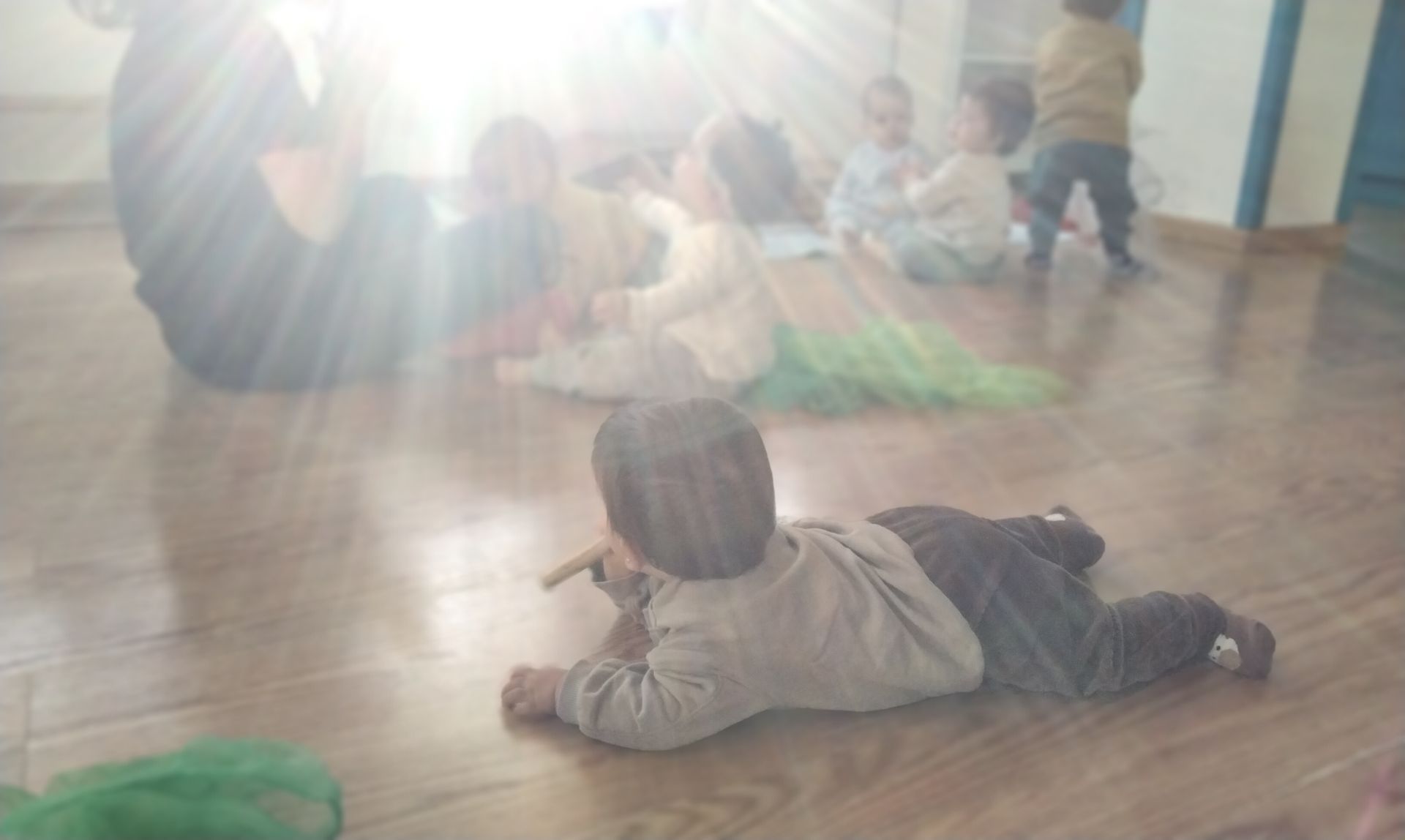 Fotografía de una sesión de música y movimiento en la escuela Montessori Boadilla