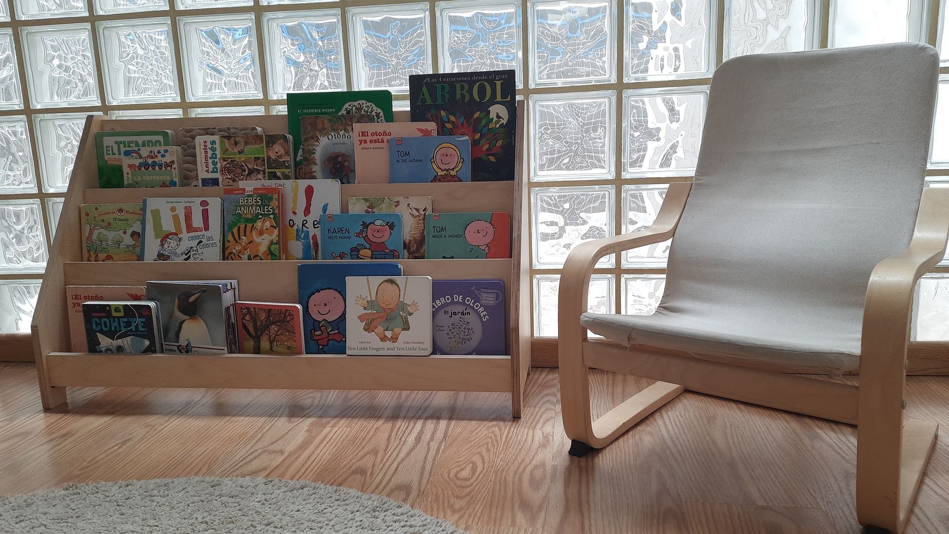 Mueble librería con una selección de libros en español e inglés