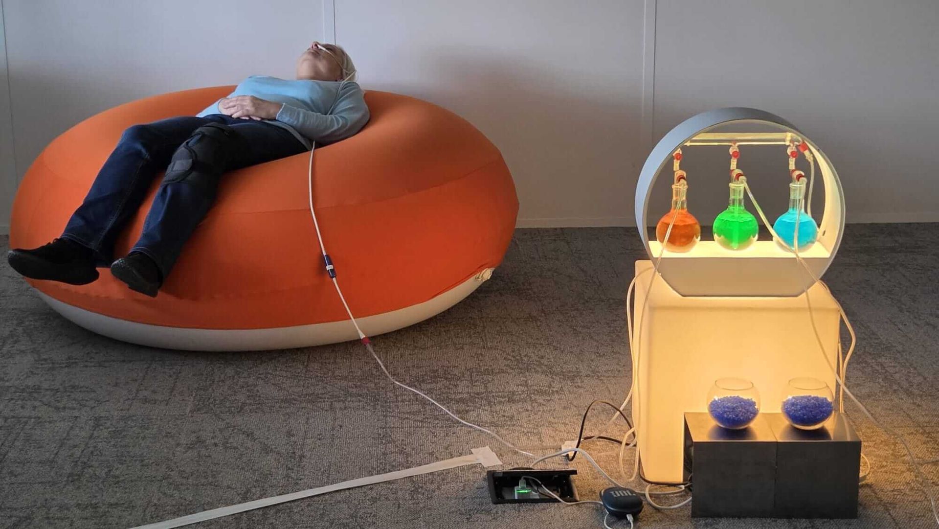 Participant profitant de l'animation Bar à Oxygène Zen & Fun dans un espace bien-être événementiel