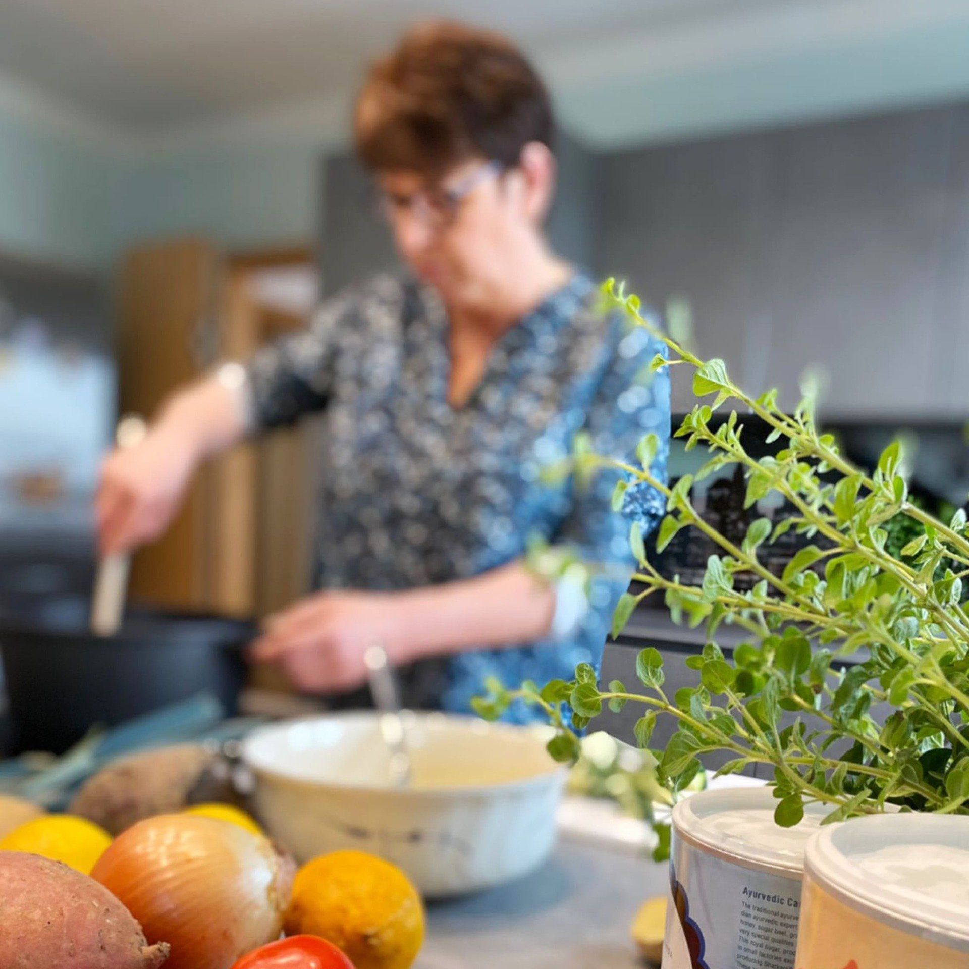 Ayurveda-Köchin Elke Landisch bereitet leckere ayurvedische Gerichte in der Küche vor.