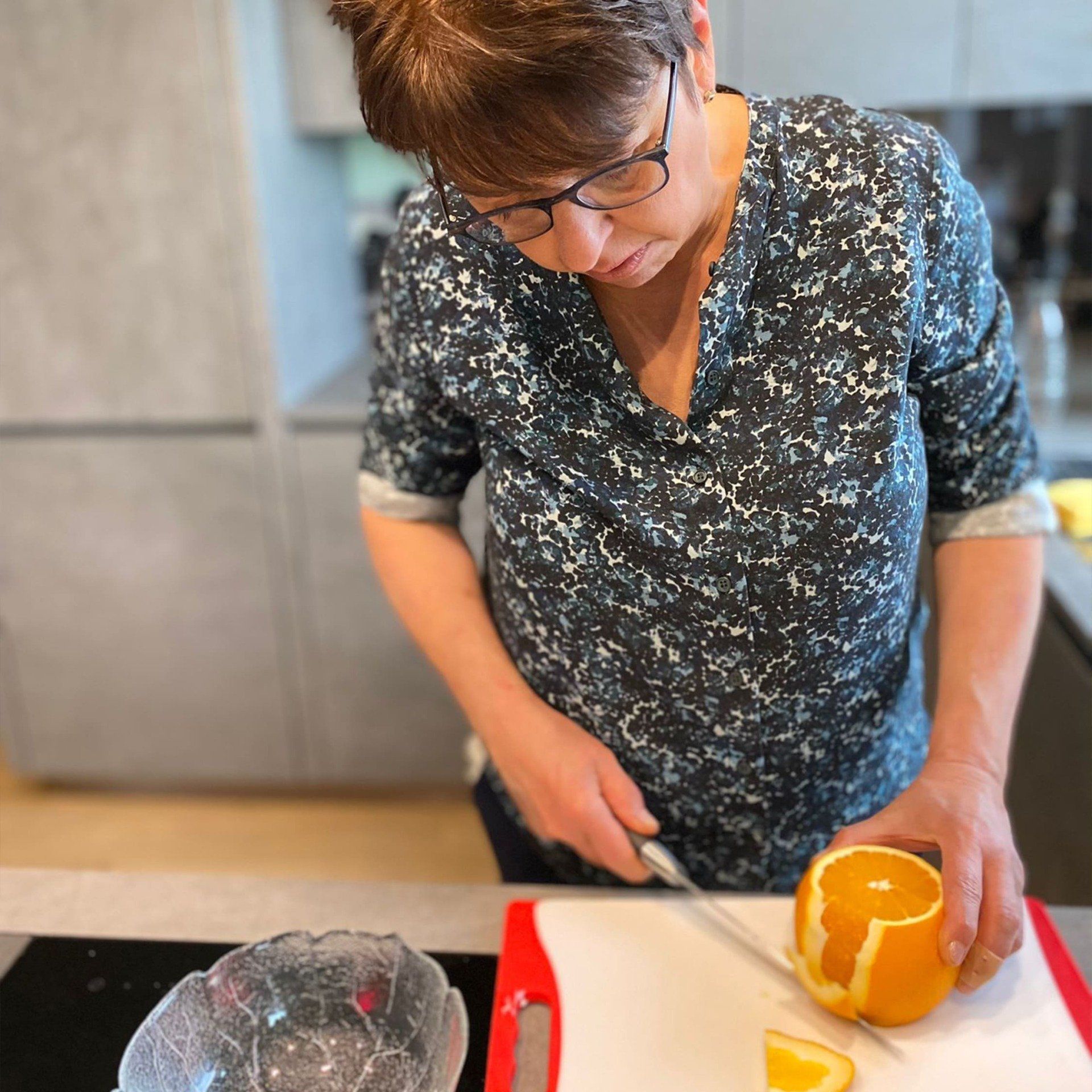 Elke Landisch kocht ein ayurvedisches Gericht und schneidet dafür eine Orange auf.