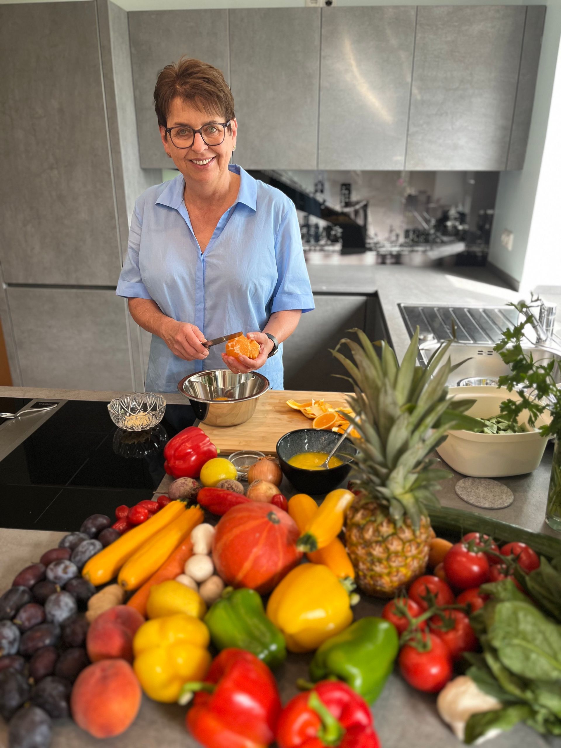 Elke Landisch, Ayurvedaköchin, Köchin und Ernährungsspezialistin aus Landshut, schneidet Zwiebeln für ein leckeres ayurvedisches Gericht in einem Kochkurs.