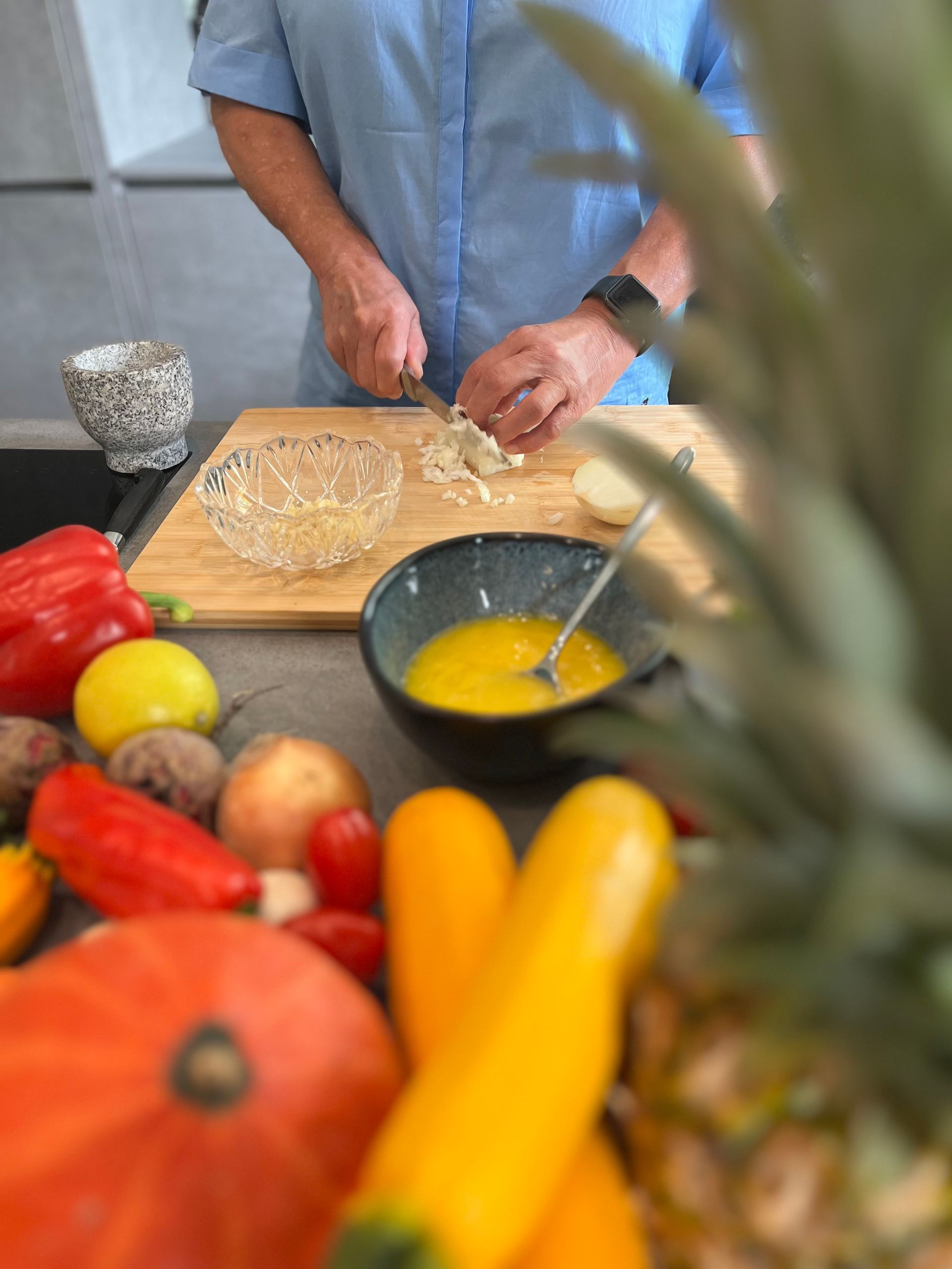 Elke Landisch, Ayurvedaköchin, Köchin und Ernährungsspezialistin aus Landshut, schneidet Zwiebeln für ein leckeres ayurvedisches Gericht in einem Kochkurs.
